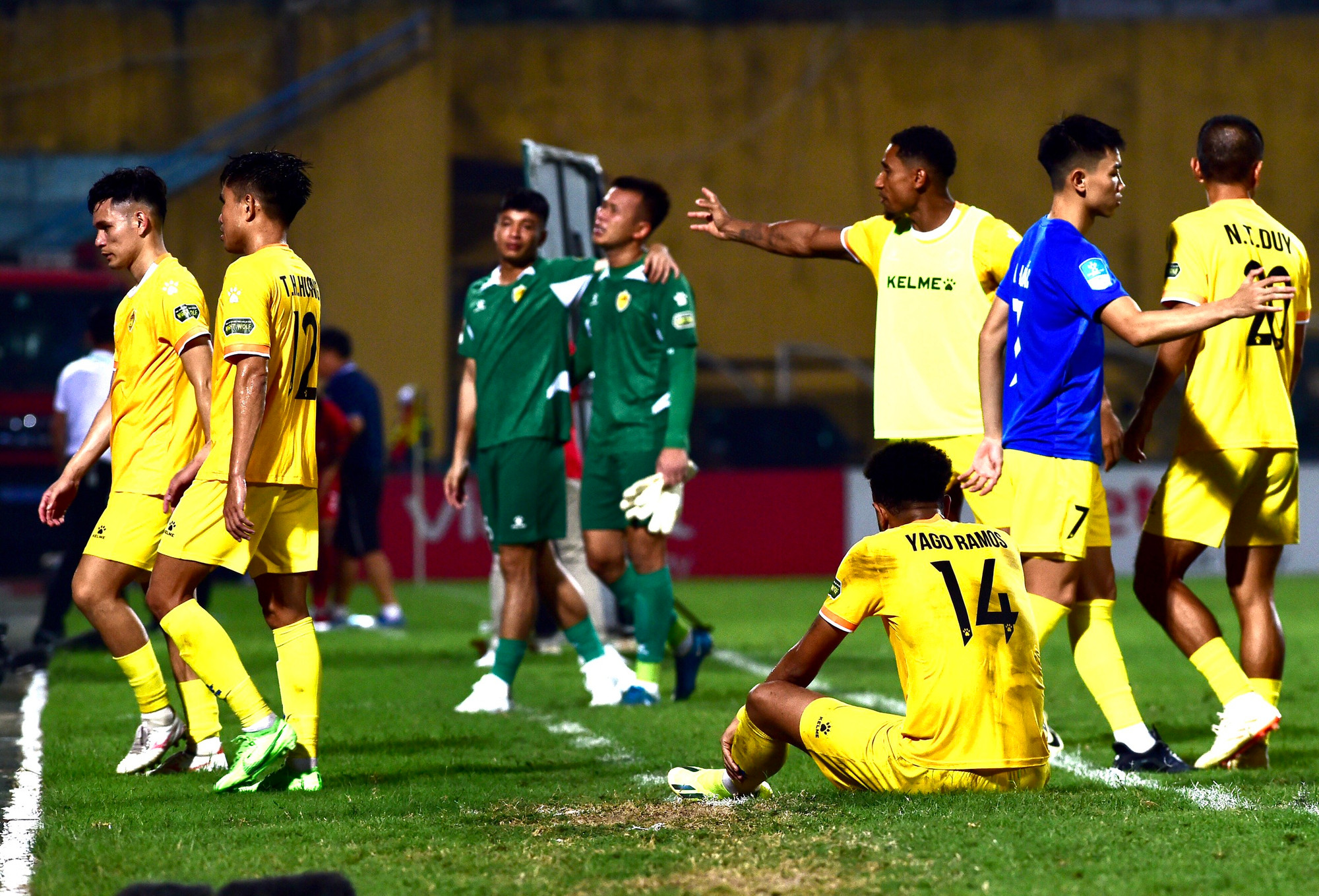 Các cầu thủ Quảng Nam thất vọng sau khi bị thua ngược dù dẫn trước 2 bàn thắng.
