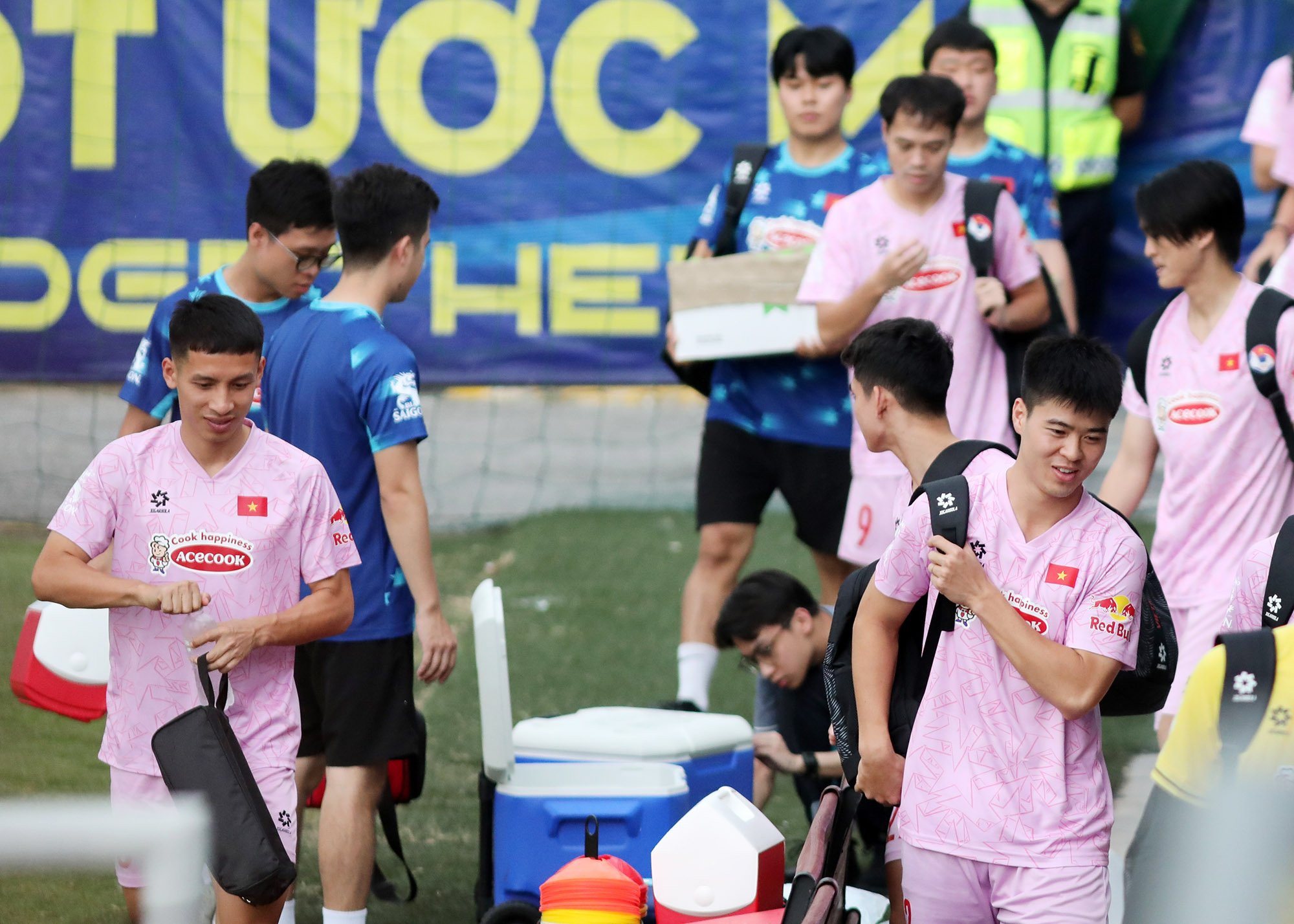 Các cầu thủ ra sân trong bầu không khí vui vẻ.