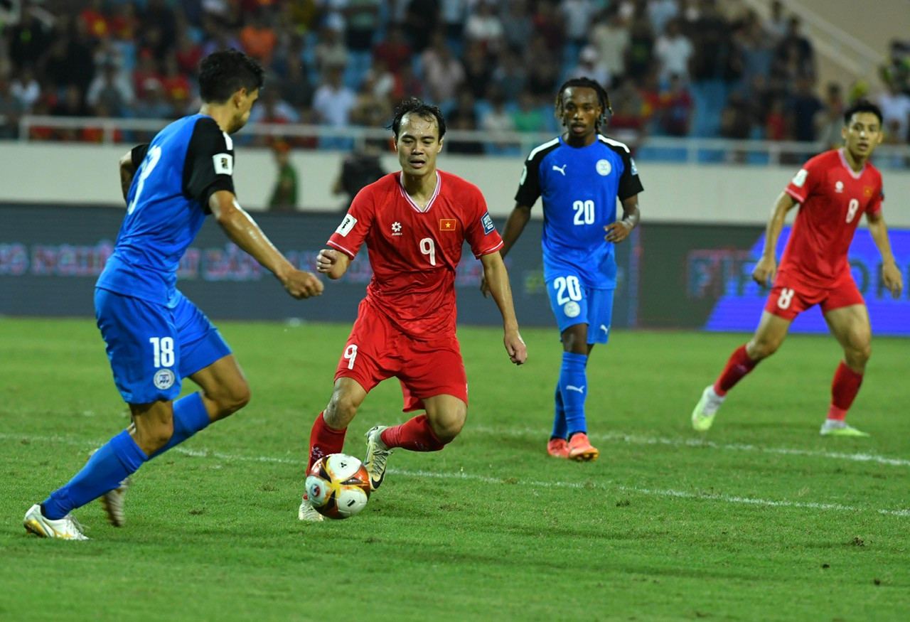 Văn Toàn thi đấu đầy nỗ lực trên hàng công của tuyển Việt Nam dù thể trạng có phần đi xuống sau quãng thời gian thi đấu dày đặc của V-League.