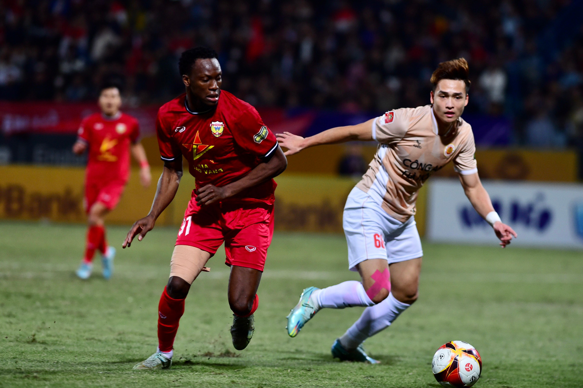 Sang hiệp 2, thế trận áp đặt tiếp tục được đội chủ nhà triển khai.