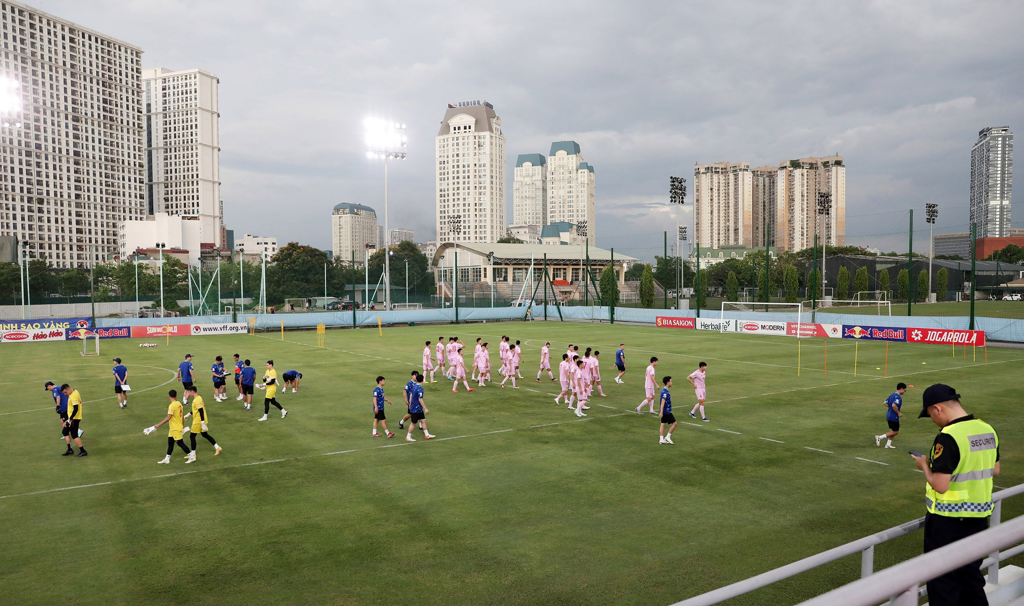 Các buổi tập vào cuối giờ chiều trong thời tiết mát mẻ.