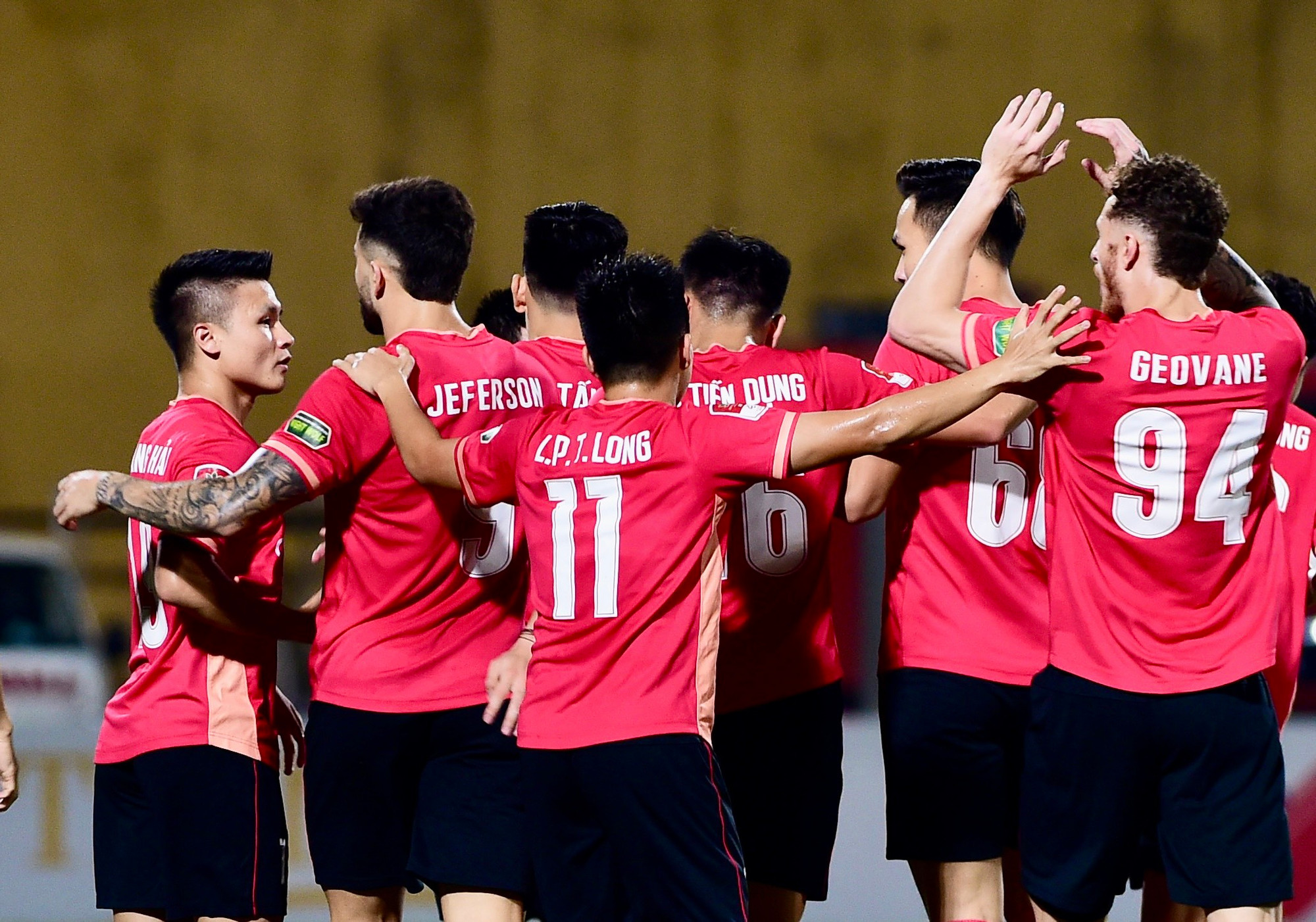 Hai đội đẩy cao tốc độ tấn công ngay khi bóng lăn. Phút thứ 7, tỷ số được mở bởi Quang Hải. Cầu thủ số 19 dứt điểm luôn từ chấm đá phạt chếch bên cánh phải. Bóng đi sệt, xuyên qua hàng rào và hai cầu thủ Công an Hà Nội khiến Nguyên Mạnh không kịp phản xạ.