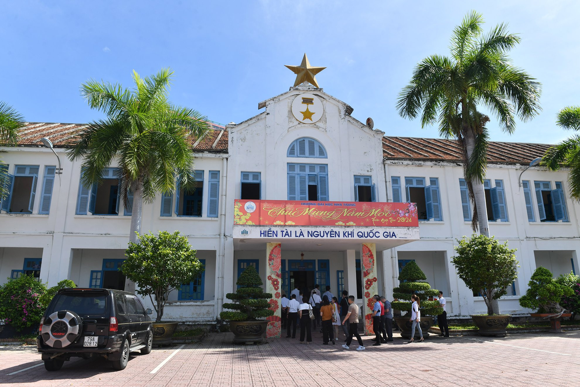 Sau đó, Đoàn công tác Báo Nhân Dân đã đến thăm, tặng quà Trường Đại học Nha Trang.