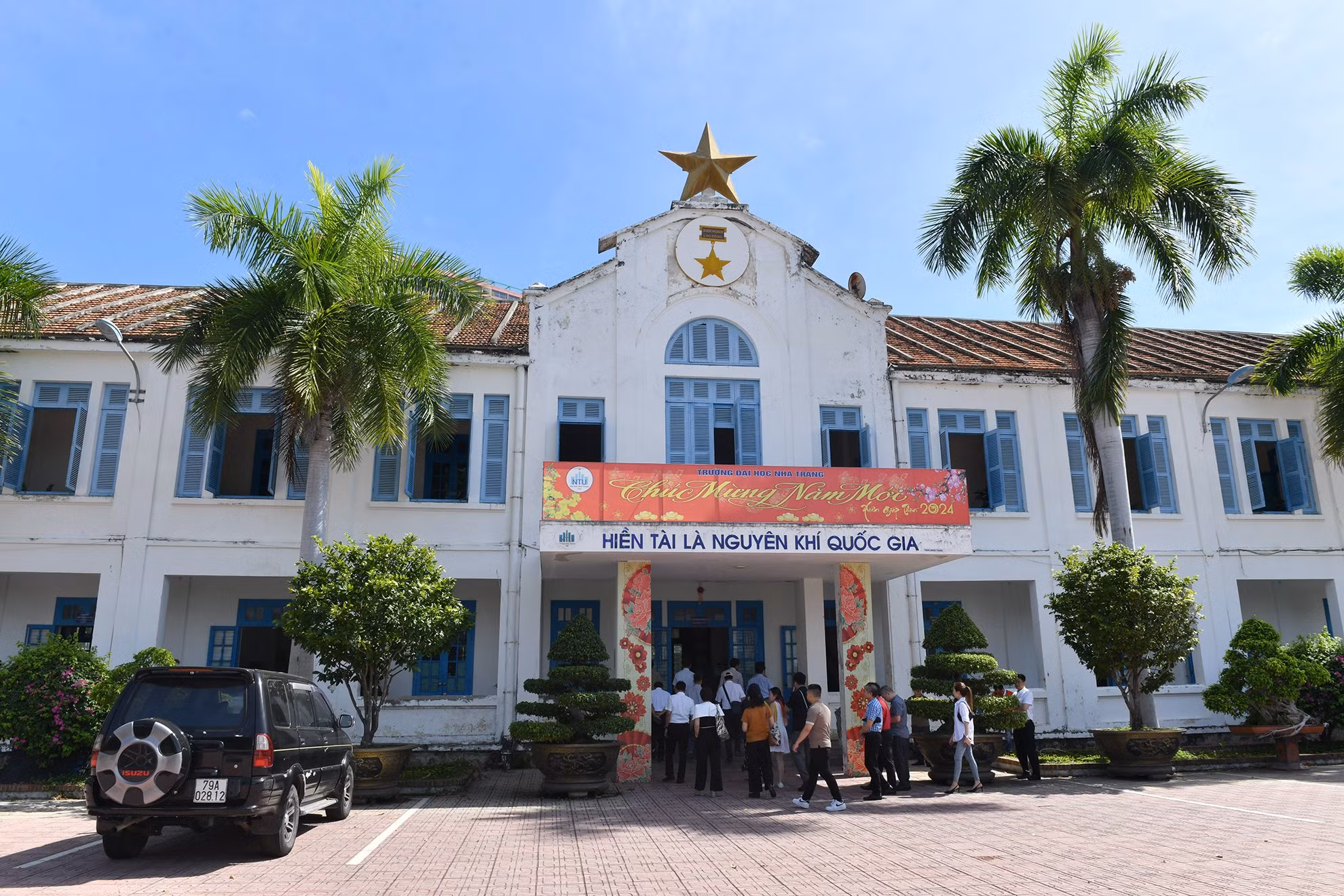 Sau đó, Đoàn công tác Báo Nhân Dân đã đến thăm, tặng quà Trường Đại học Nha Trang.