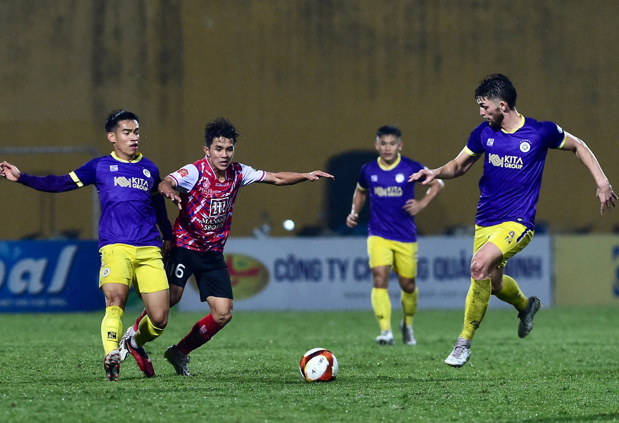 Phút 87, hàng thủ Hà Nội thiếu tập trung và để cho Brendon thoải mái dứt điểm ghi bàn rút ngắn tỷ số xuống còn 1-2.