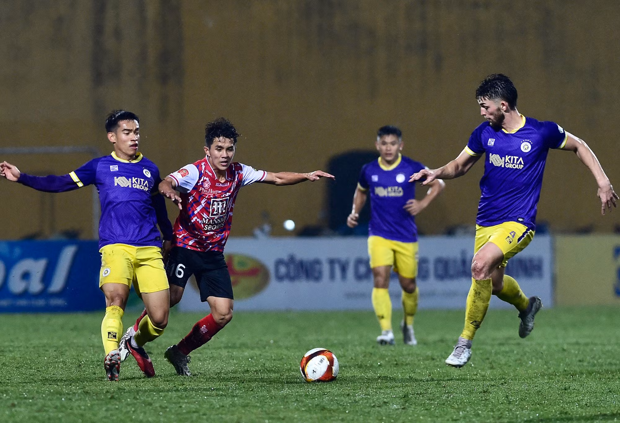 Phút 87, hàng thủ Hà Nội thiếu tập trung và để cho Brendon thoải mái dứt điểm ghi bàn rút ngắn tỷ số xuống còn 1-2.