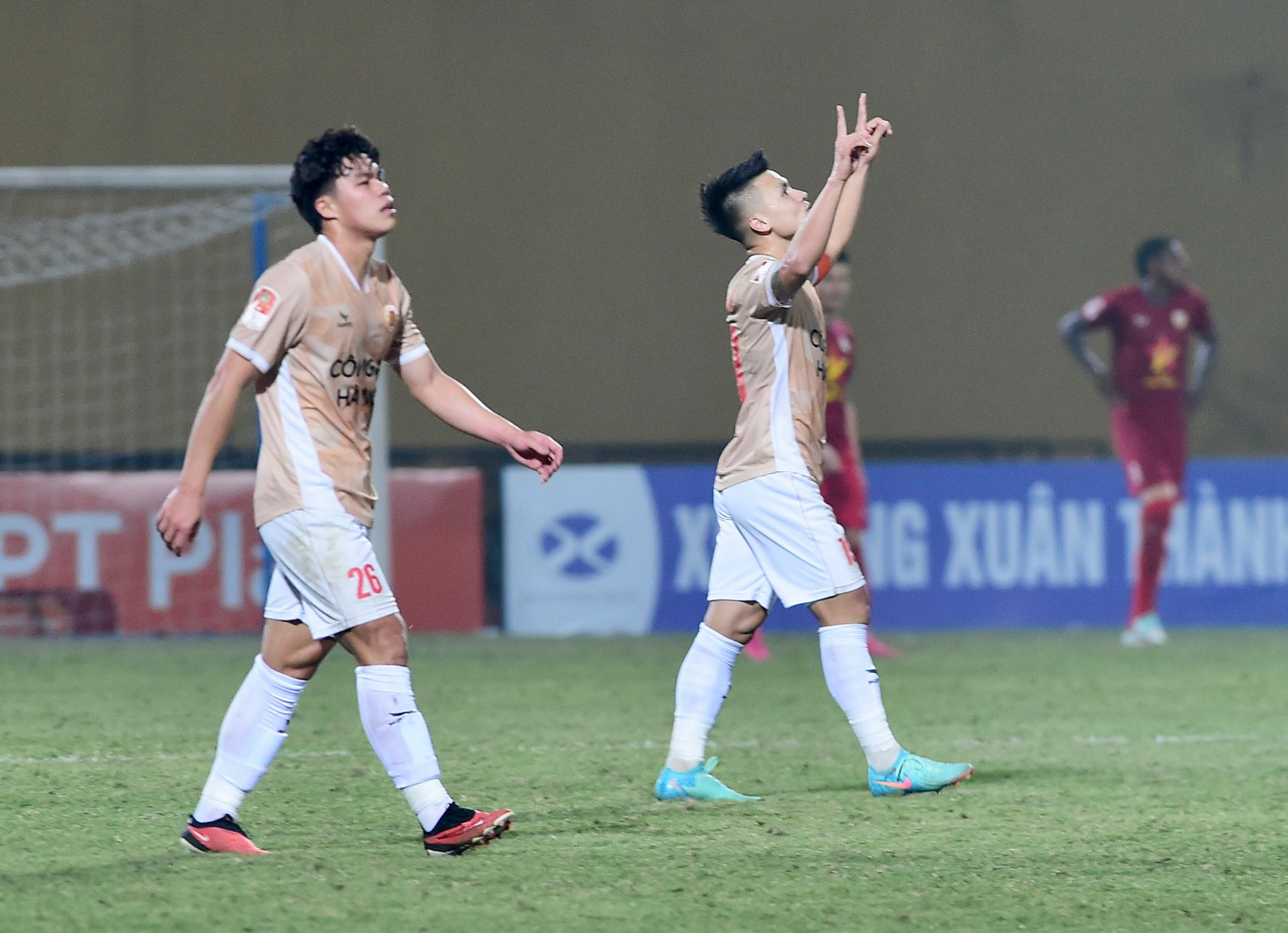 Quang Hải ăn mừng bàn thắng để Công an Hà Nội không phải nhận kết quả thua trắng tay.