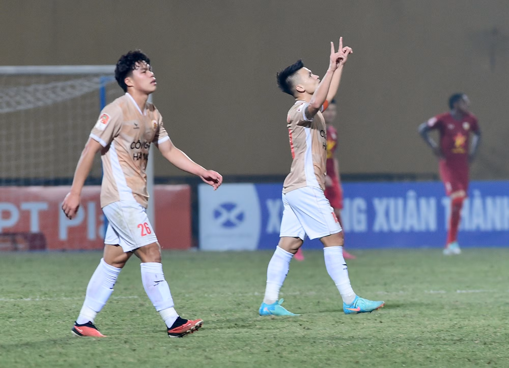 Quang Hải ăn mừng bàn thắng để Công an Hà Nội không phải nhận kết quả thua trắng tay.