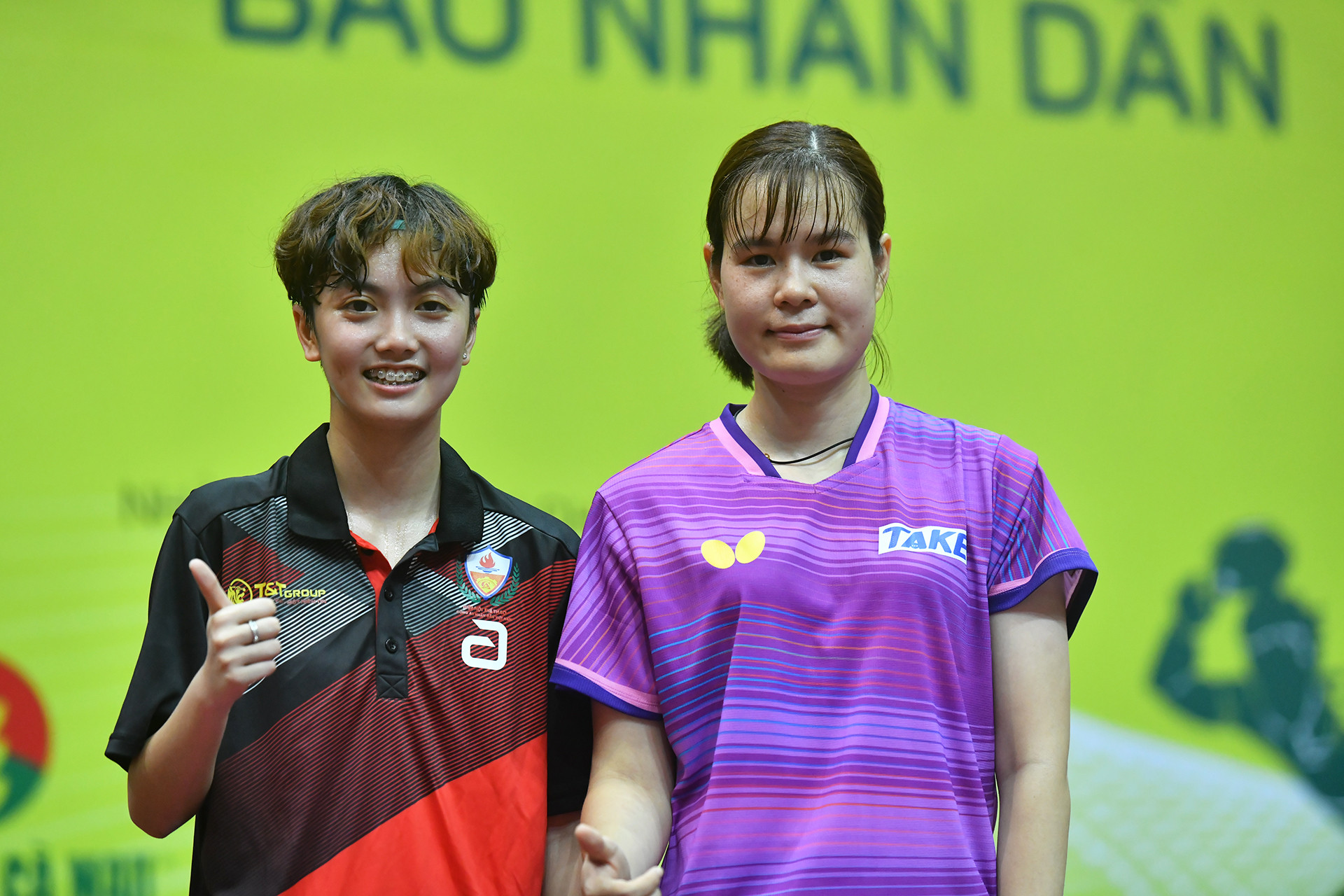 Đàn em Mai Ngọc ăn mừng cùng người chị Thị Nga cho chức vô địch nội dung đôi nữ.