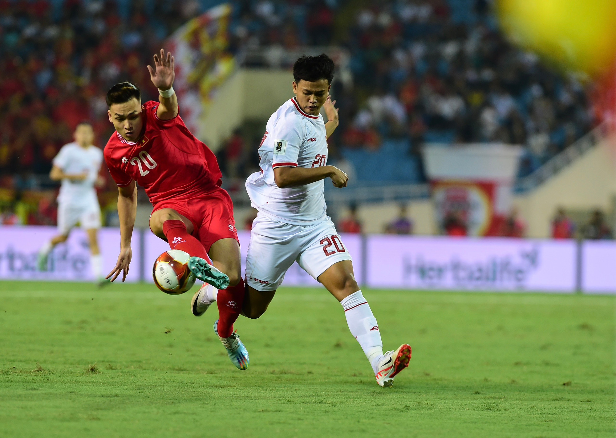 Mặc dù có lợi thế sân nhà, nhưng các cầu thủ Việt Nam nhập cuộc khá thiếu tự tin với nhiều tình huống bóng hỏng.