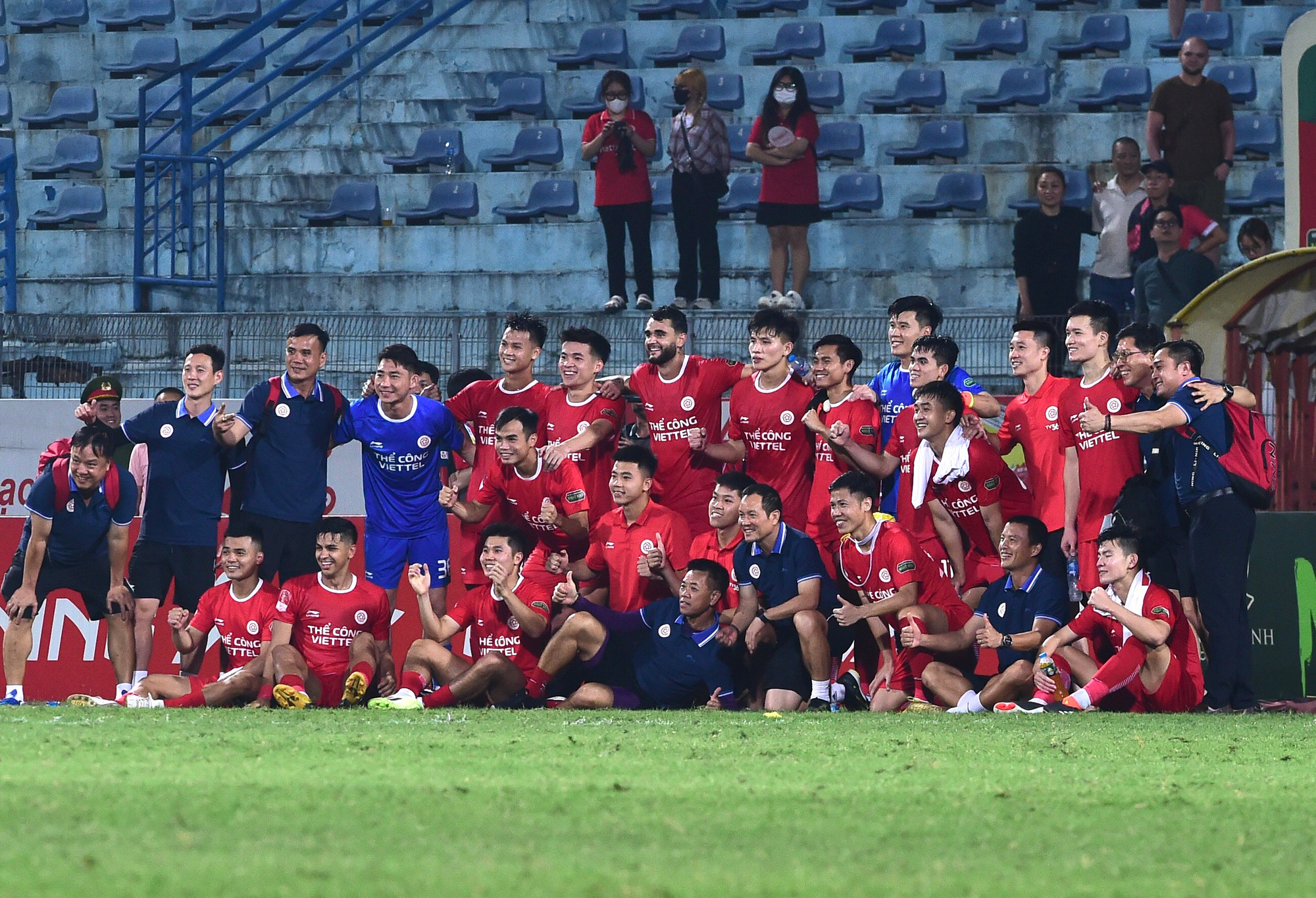 Các thành viên Thể Công Viettel chụp ảnh sau khi giành trọn 3 điểm đầy căng thẳng.