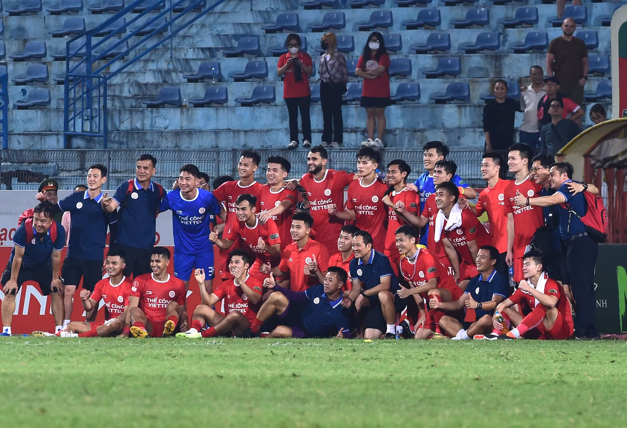 Các thành viên Thể Công Viettel chụp ảnh sau khi giành trọn 3 điểm đầy căng thẳng.