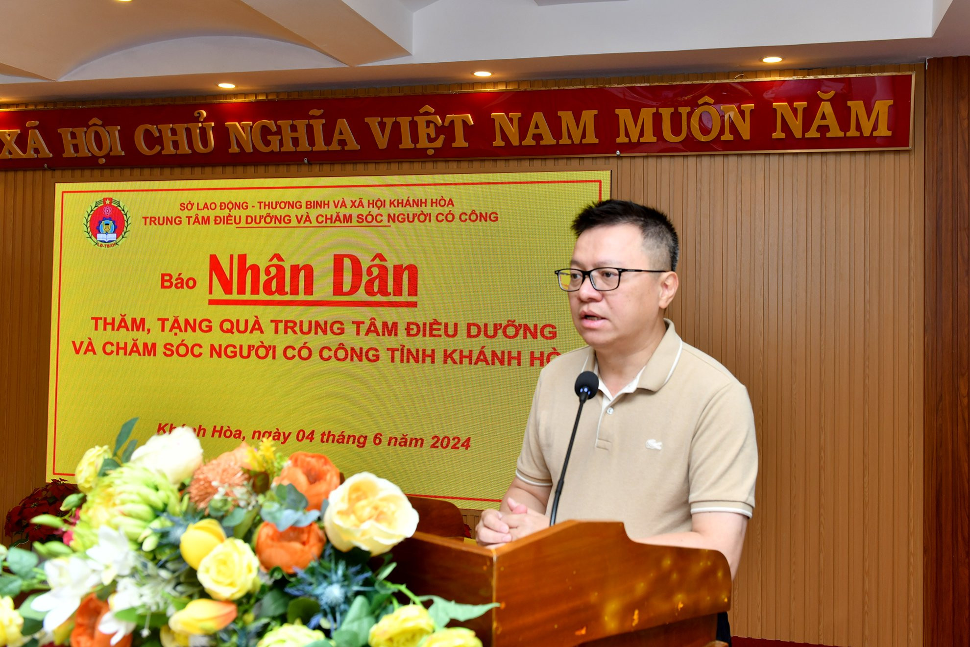 Ủy viên Trung ương Đảng, Tổng Biên tập Báo Nhân Dân, Phó Trưởng Ban Tuyên giáo Trung ương, Chủ tịch Hội Nhà báo Việt Nam Lê Quốc Minh phát biểu tại buổi trao quà.