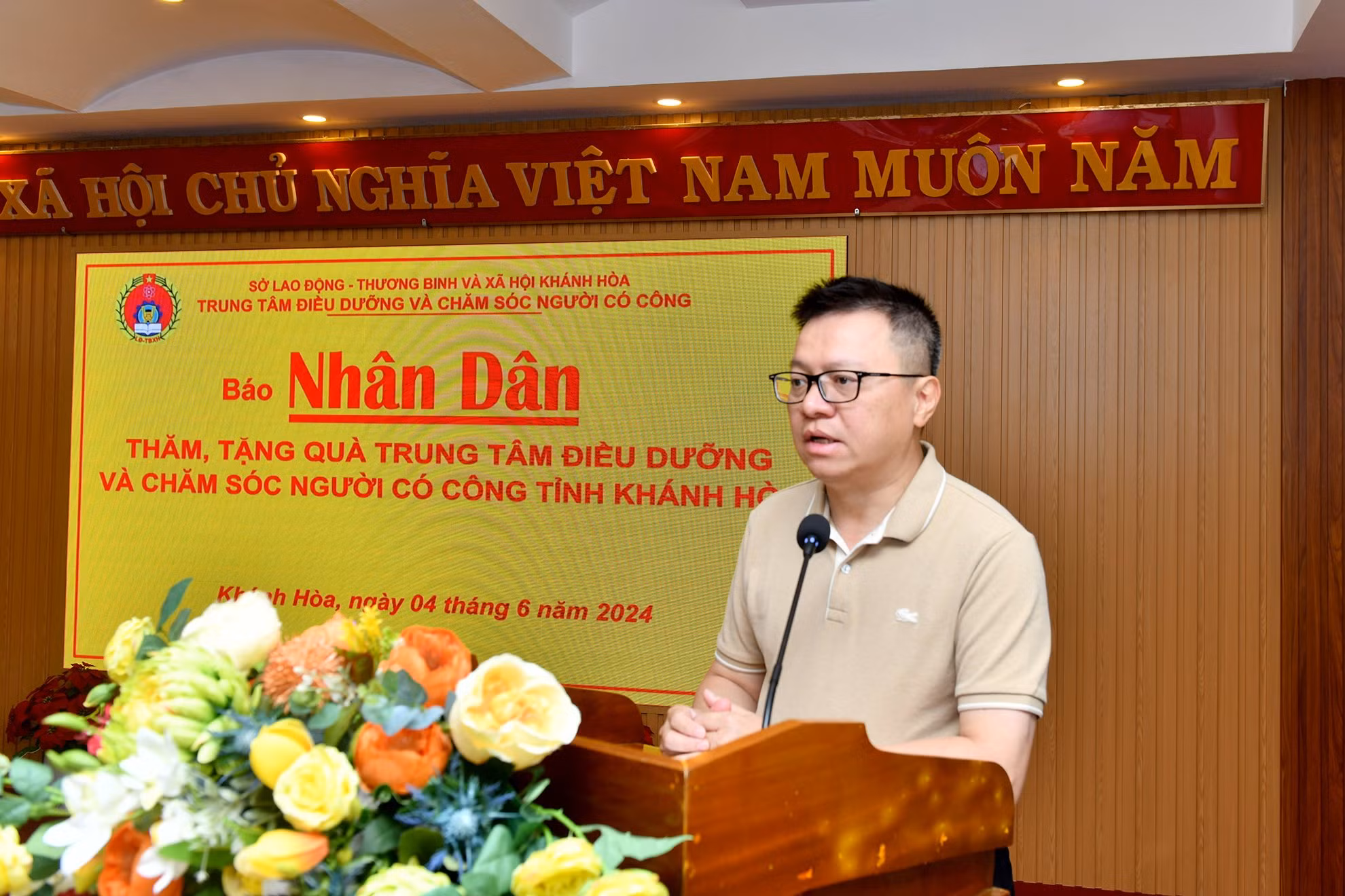 Ủy viên Trung ương Đảng, Tổng Biên tập Báo Nhân Dân, Phó Trưởng Ban Tuyên giáo Trung ương, Chủ tịch Hội Nhà báo Việt Nam Lê Quốc Minh phát biểu tại buổi trao quà.