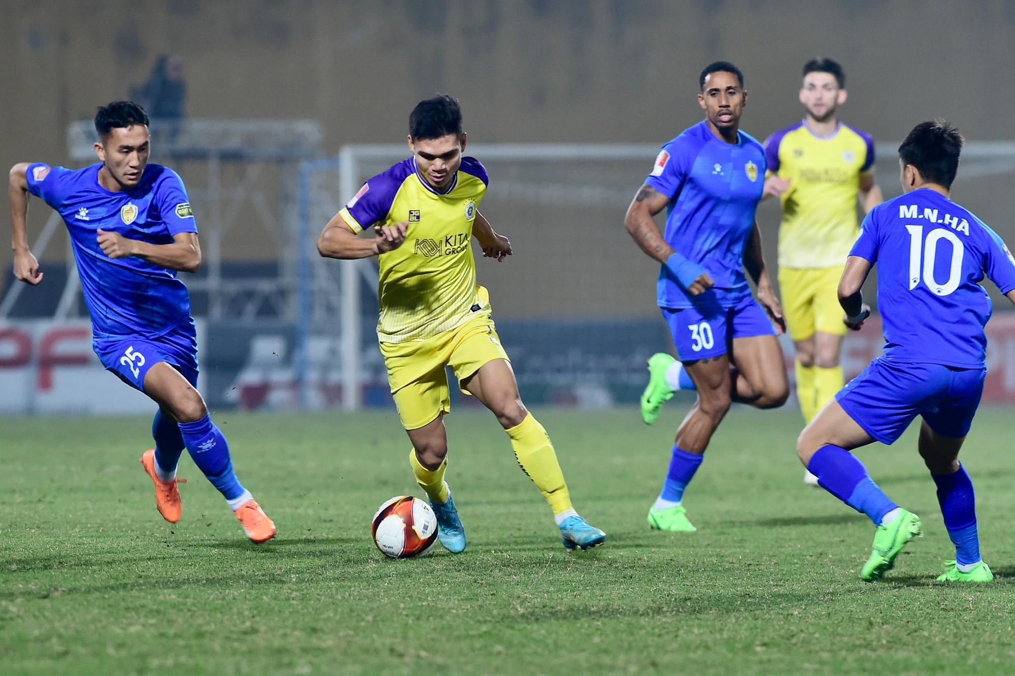 Ngay từ khi tiếng còi khai cuộc vang lên, đội chủ nhà đã là những người nắm thế chủ động.