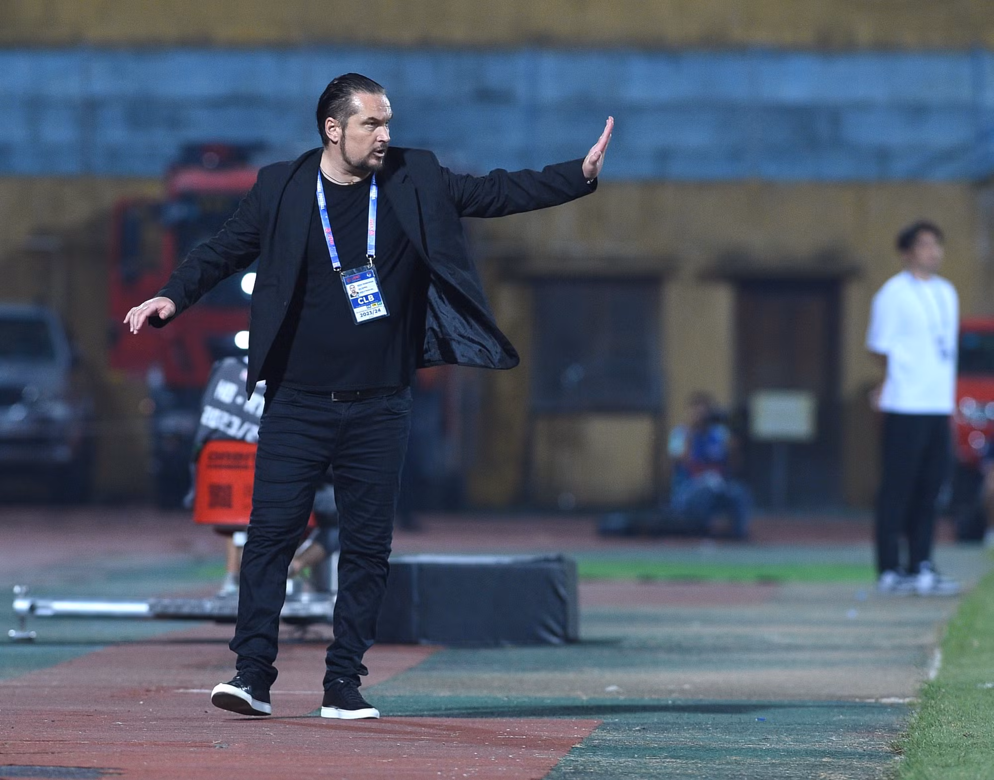 Huấn luyện viên Velizar Popov của Đông Á Thanh Hóa chỉ đạo từ ngoài đường biên.