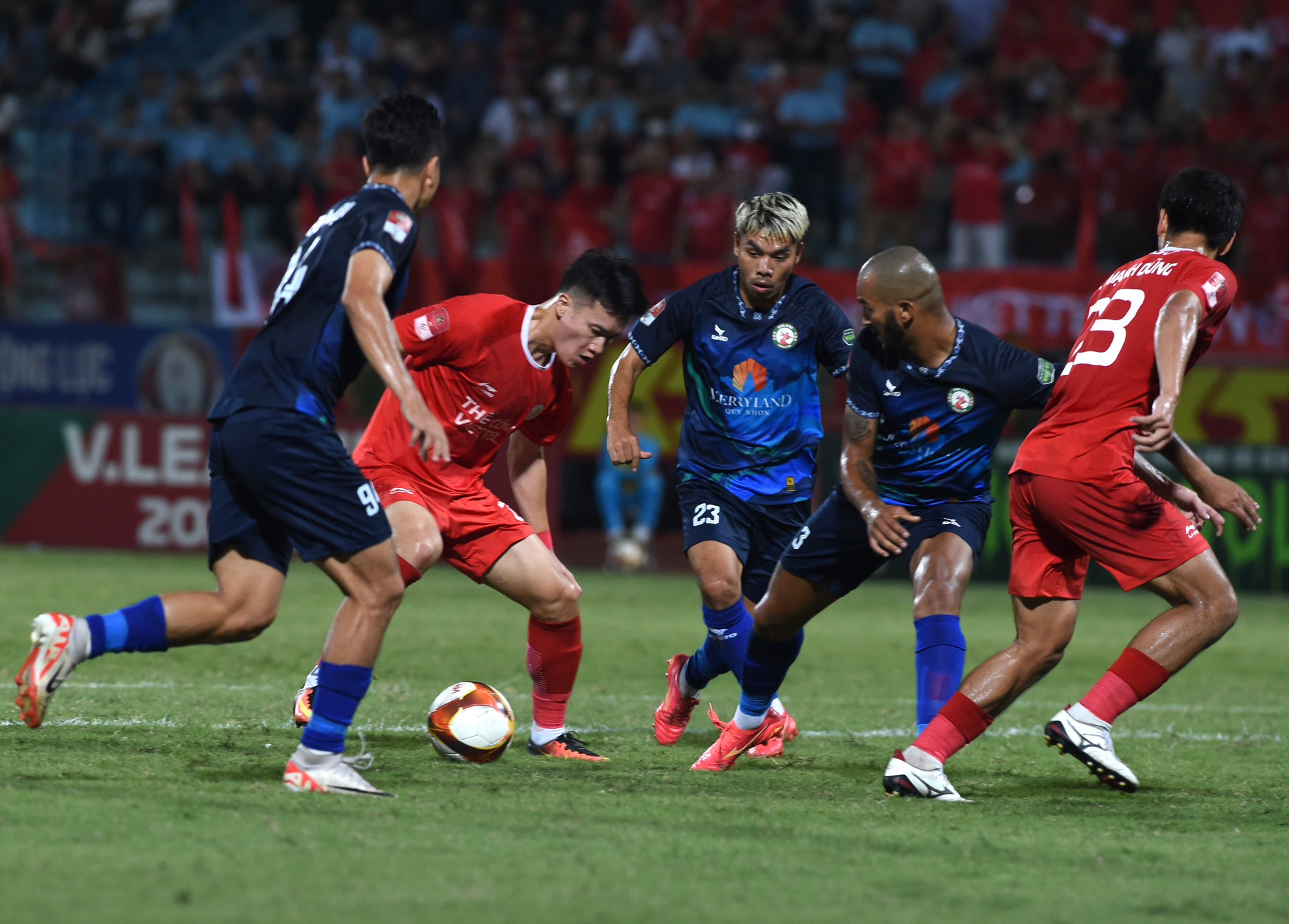 Thiếu người, huấn luyện viên Nguyễn Đức Thắng buộc phải thay đổi cách tiếp cận cho Thể Công Viettel. Lối đá phòng ngự phản công lập tức được đội chủ nhà thi triển.