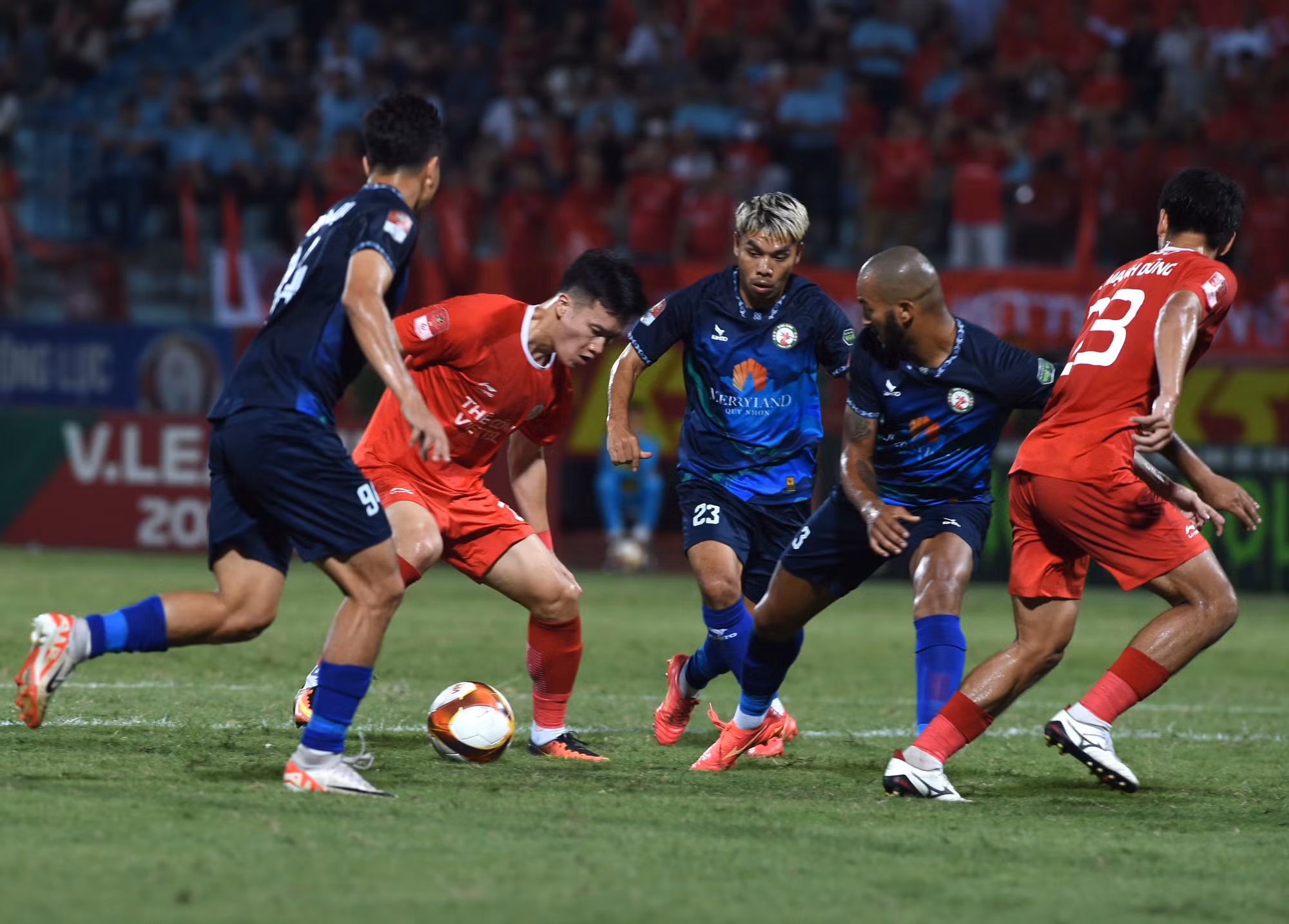 Thiếu người, huấn luyện viên Nguyễn Đức Thắng buộc phải thay đổi cách tiếp cận cho Thể Công Viettel. Lối đá phòng ngự phản công lập tức được đội chủ nhà thi triển.