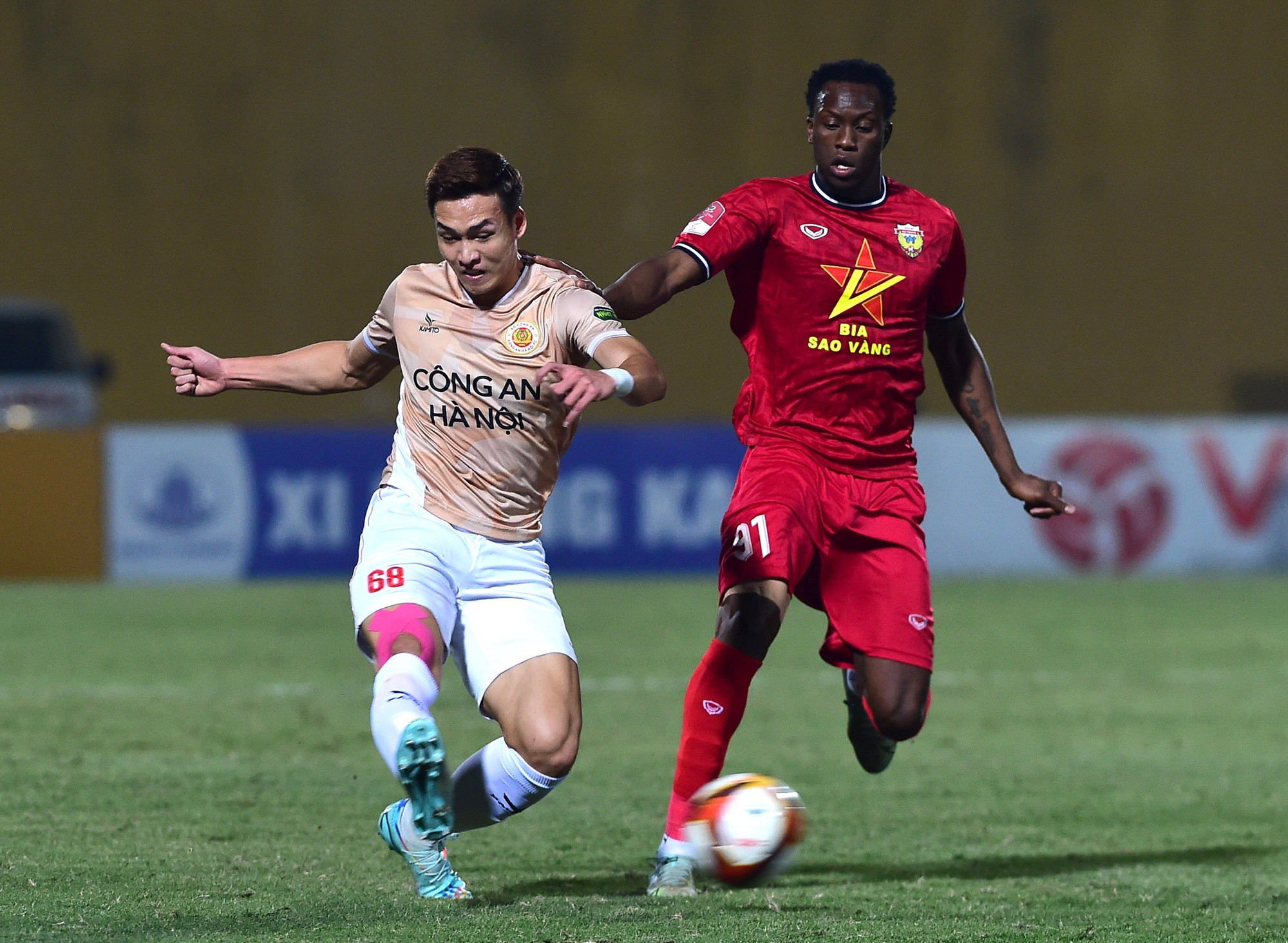 Với đội hình nhiều ngôi sao, câu lạc bộ Công an Hà Nội kiểm soát bóng vượt trội so với đối thủ.