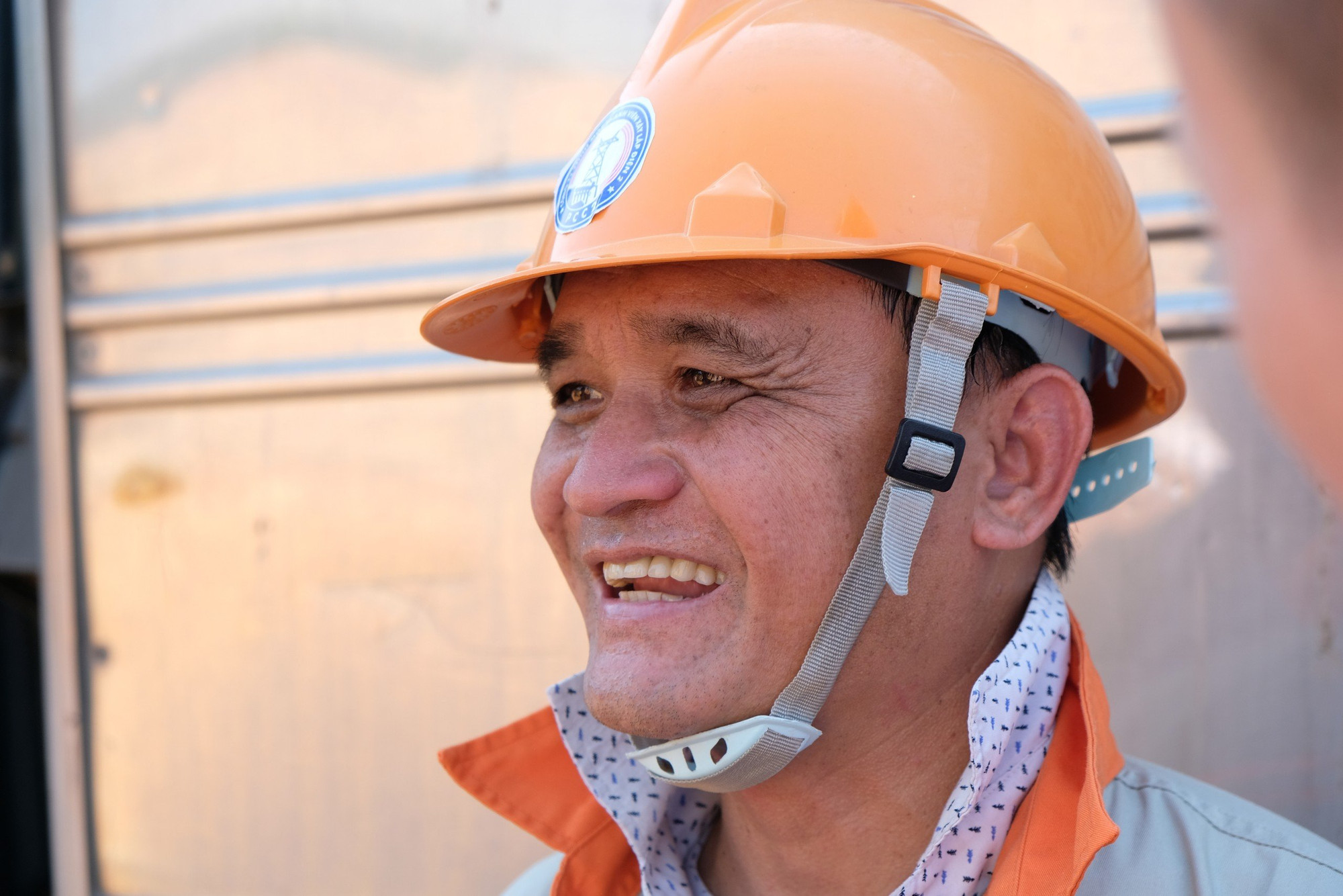 Đại diện nhà thầu xây dựng cho biết, tiến độ cung cấp cột thép, vật tư xây dựng phải đi cùng với tiến độ của thi công, không để xảy ra tình trạng "Móng thi công xong chờ cột, cột thi công xong chờ dây dẫn, cách điện phụ kiện...".