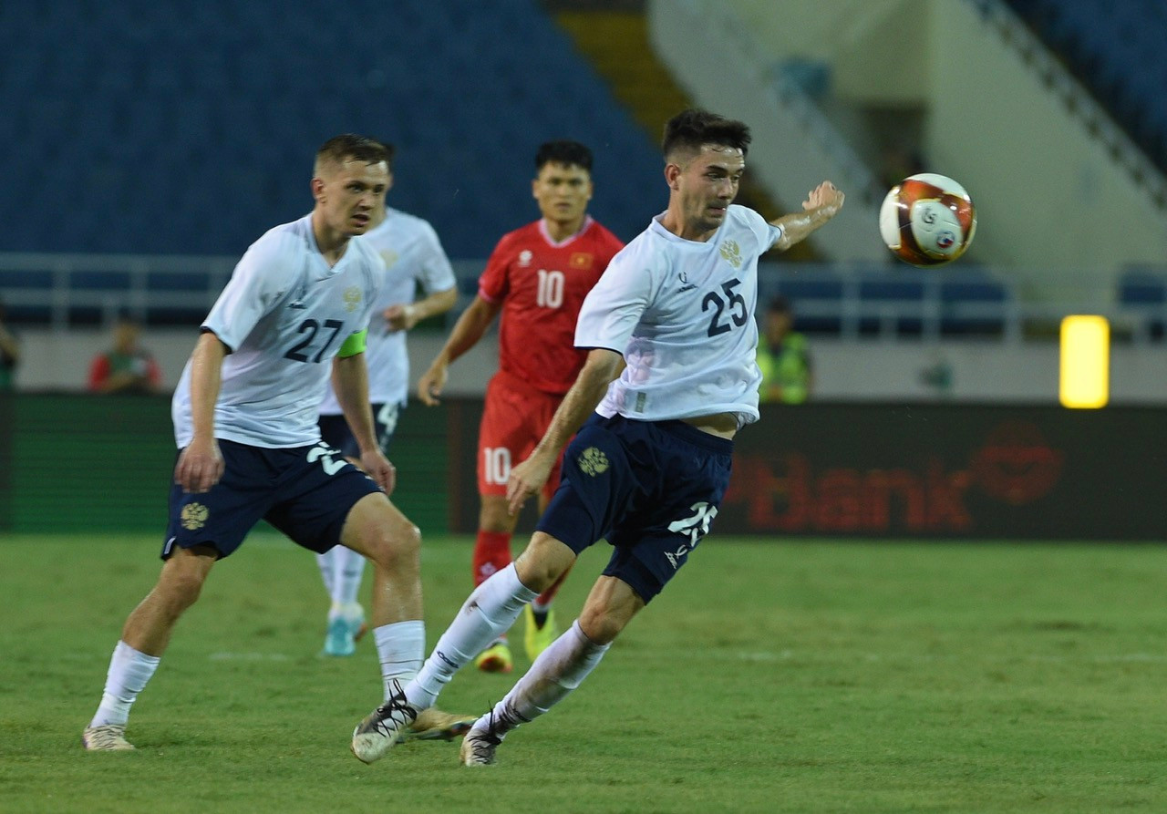 Sau khi có bàn thắng, các cầu thủ Nga chơi tự tin hơn và có được nhiều đợt tấn công áp sát khung thành của Văn Lâm.