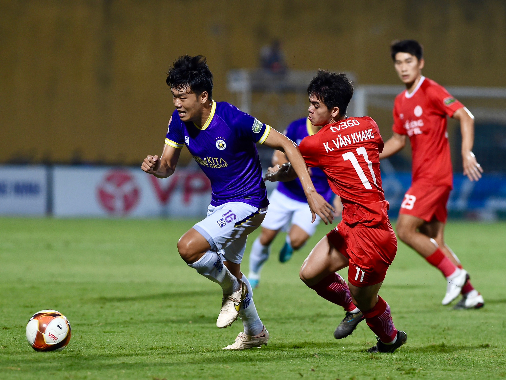 Phút 21, tỷ số được mở cho Thể Công Viettel. Nhận bóng từ đường chọc khe thông minh của Nhâm Mạnh Dũng, Hoàng Đức xâm nhập vòng cấm rồi thực hiện cú dứt điểm hiểm hóc.