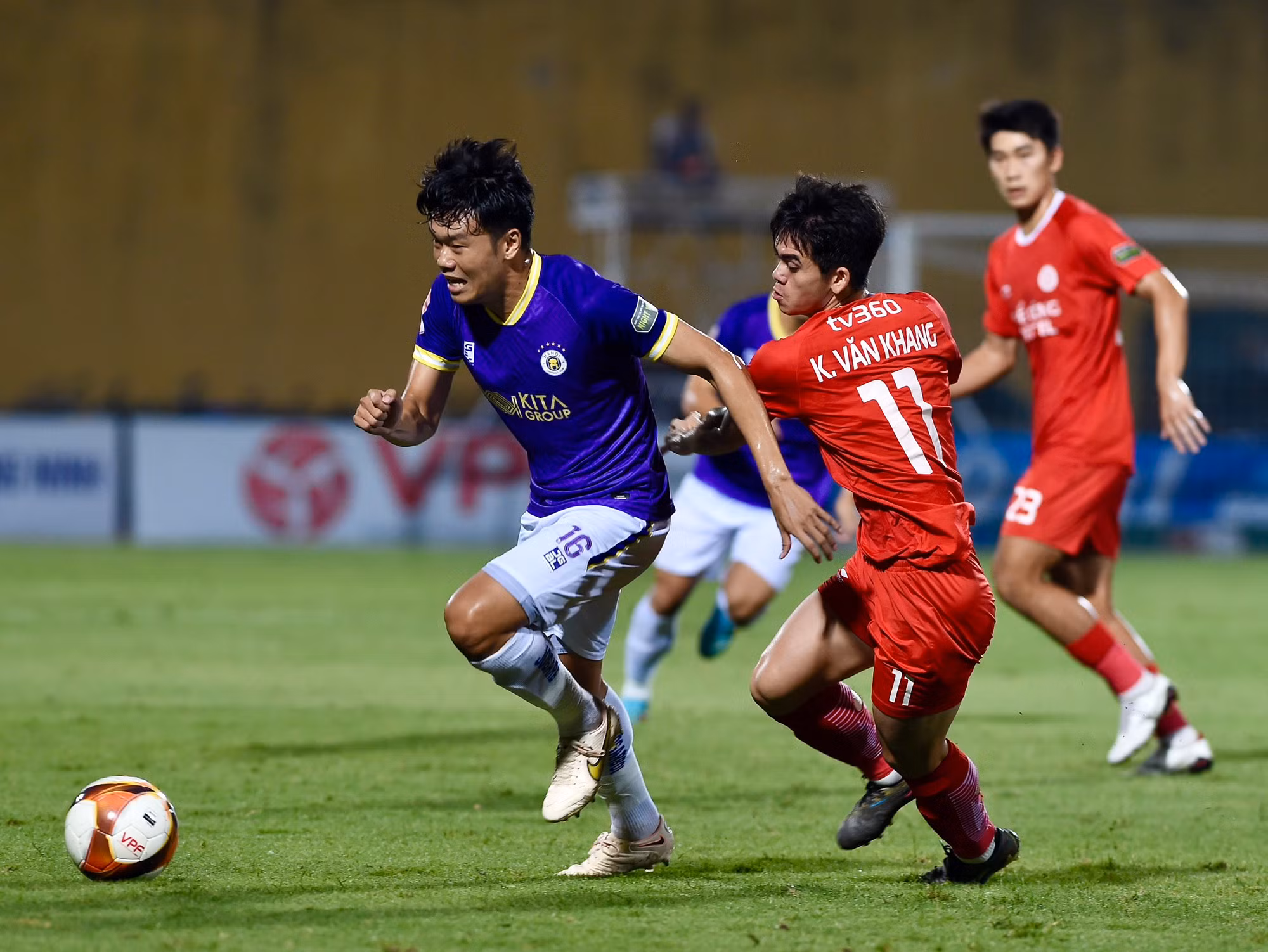 Phút 21, tỷ số được mở cho Thể Công Viettel. Nhận bóng từ đường chọc khe thông minh của Nhâm Mạnh Dũng, Hoàng Đức xâm nhập vòng cấm rồi thực hiện cú dứt điểm hiểm hóc.