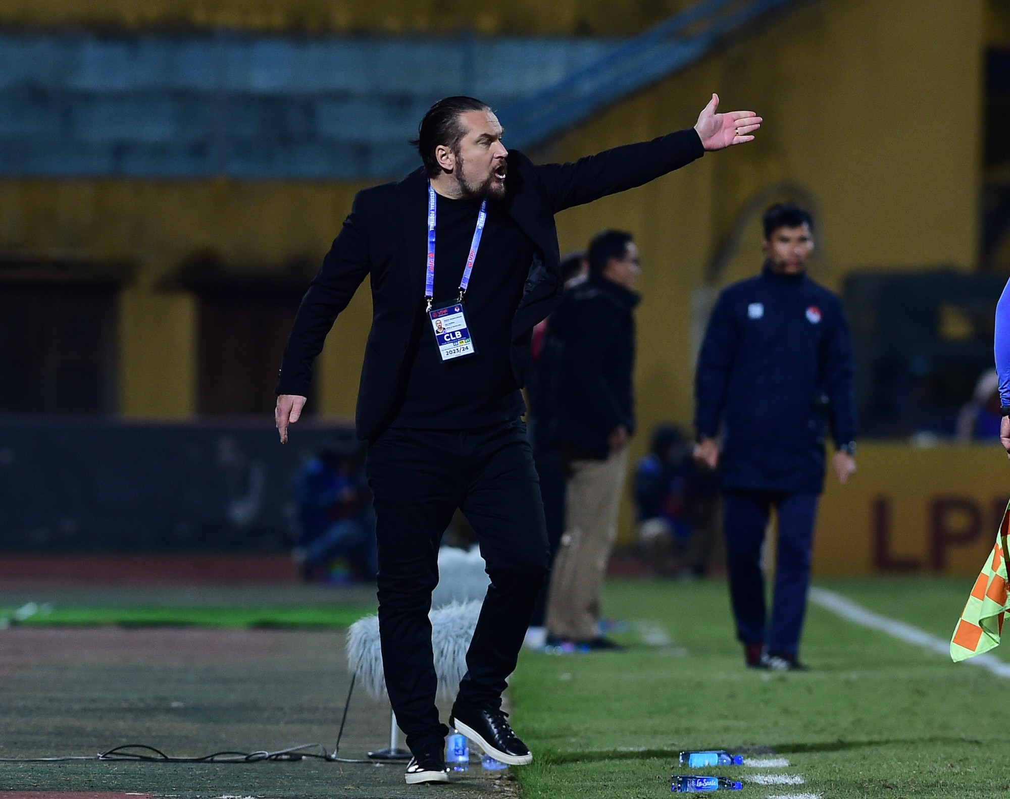 Huấn luyện viên Velizar Popov của Đông Á Thanh Hóa chỉ đạo từ ngoài đường biên. Huấn luyện viên Velizar Popov của Đông Á Thanh Hóa chỉ đạo từ ngoài đường biên.