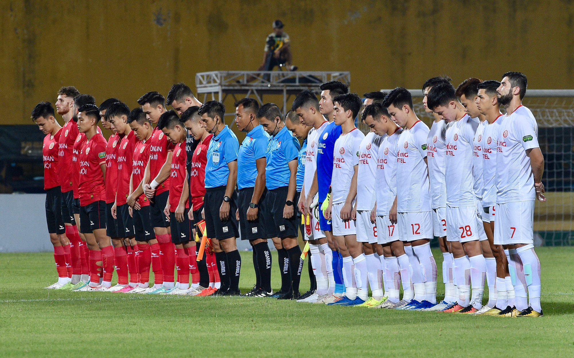 Các cầu thủ của hai đội dành 1 phút mặc niệm 14 người tử vong trong vụ cháy ở Trung Kính vừa qua. Các cầu thủ của hai đội dành 1 phút mặc niệm 14 người tử vong trong vụ cháy ở Trung Kính vừa qua.
