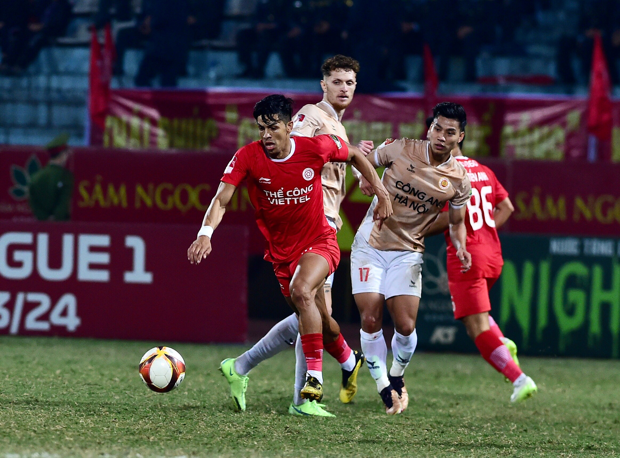 Quyết liệt khu vực trung tuyến.