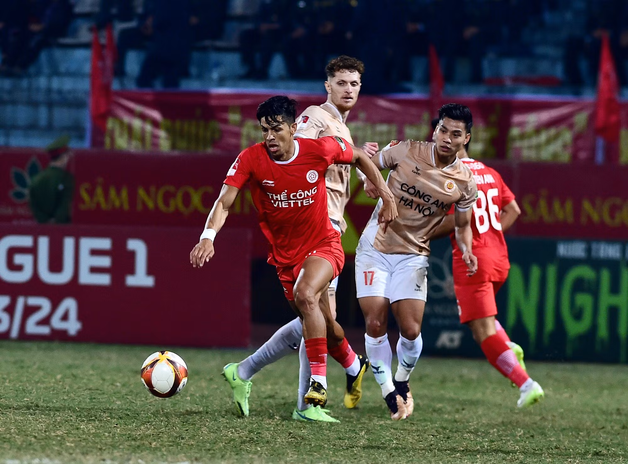 Quyết liệt khu vực trung tuyến.