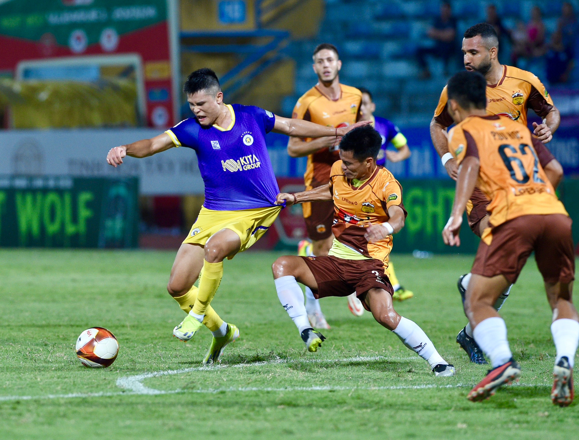 Tuấn Hải sau đó chịu sự theo sát chặt chẽ của các cầu thủ Hoàng Anh Gia Lai.