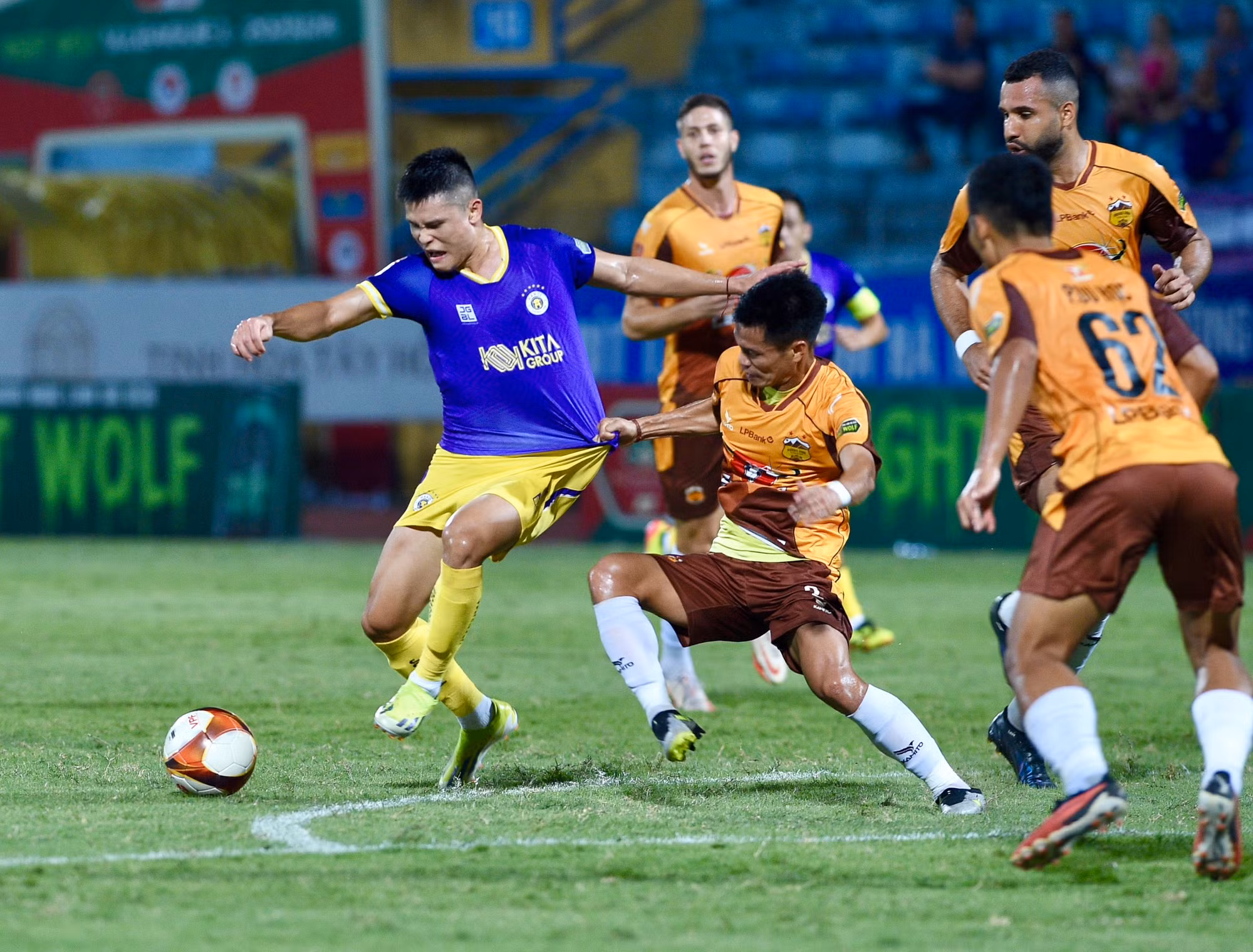 Tuấn Hải sau đó chịu sự theo sát chặt chẽ của các cầu thủ Hoàng Anh Gia Lai.