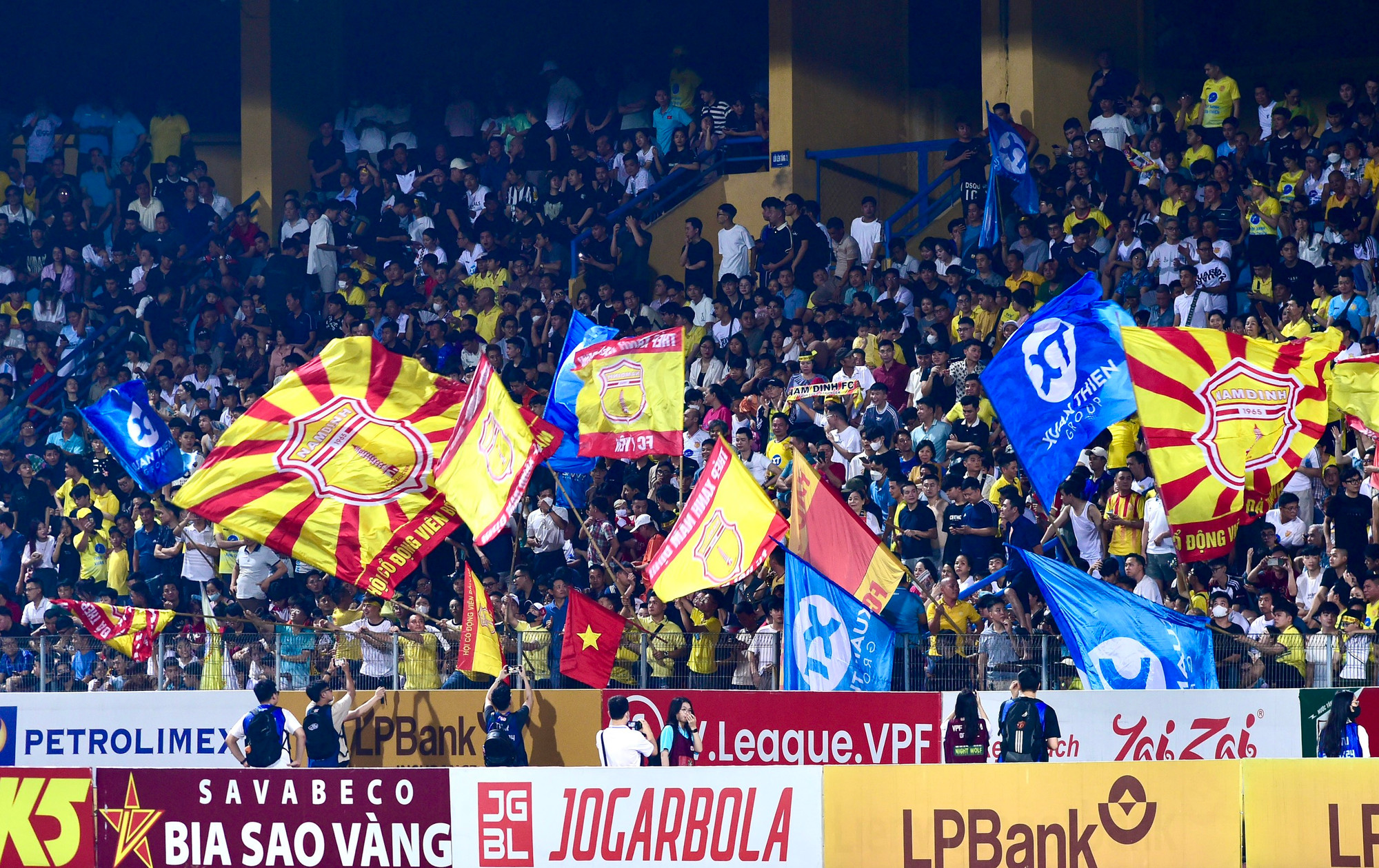 Rất đông các cổ động viên Nam Định đến với sân Hàng Đẫy để cổ vũ đội bóng của mình.