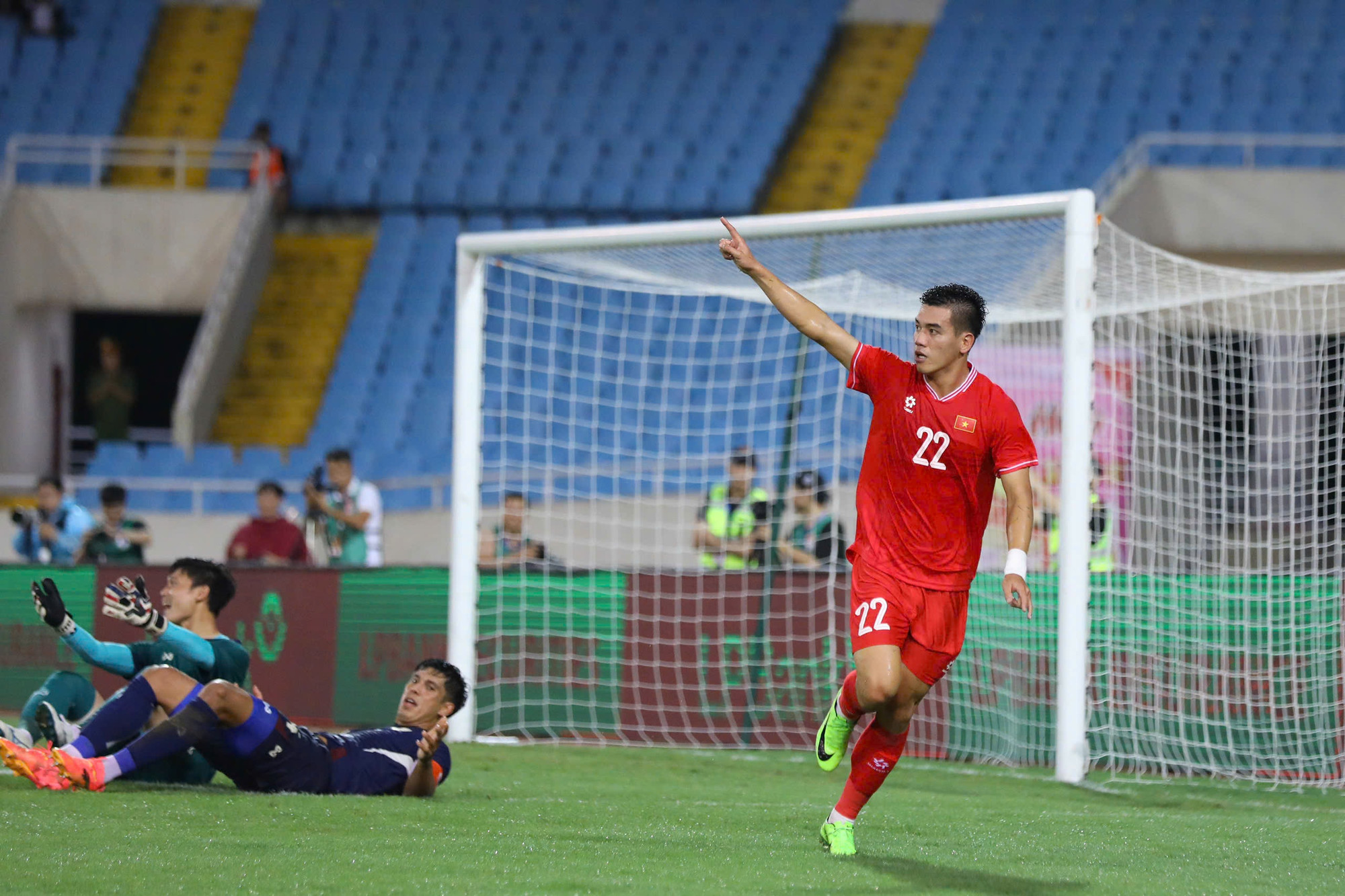 Bất ngờ xảy ra ở phút 22, Quế Ngọc Hải chuyền dài vượt tuyến cho Tiến Linh băng xuống, tiền đạo của tuyển Việt Nam dứt điểm gọn gàng hạ gục thủ thành Patiwat mở tỷ số trận đấu.