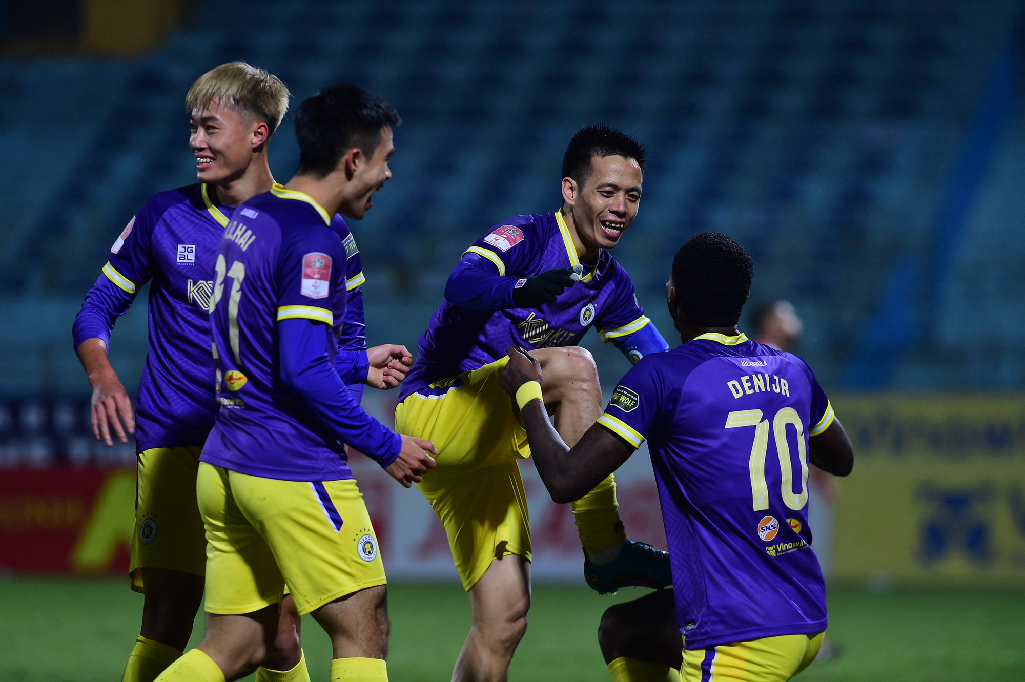 Các cầu thủ Hà Nội ăn mừng bàn thắng mở tỷ số.