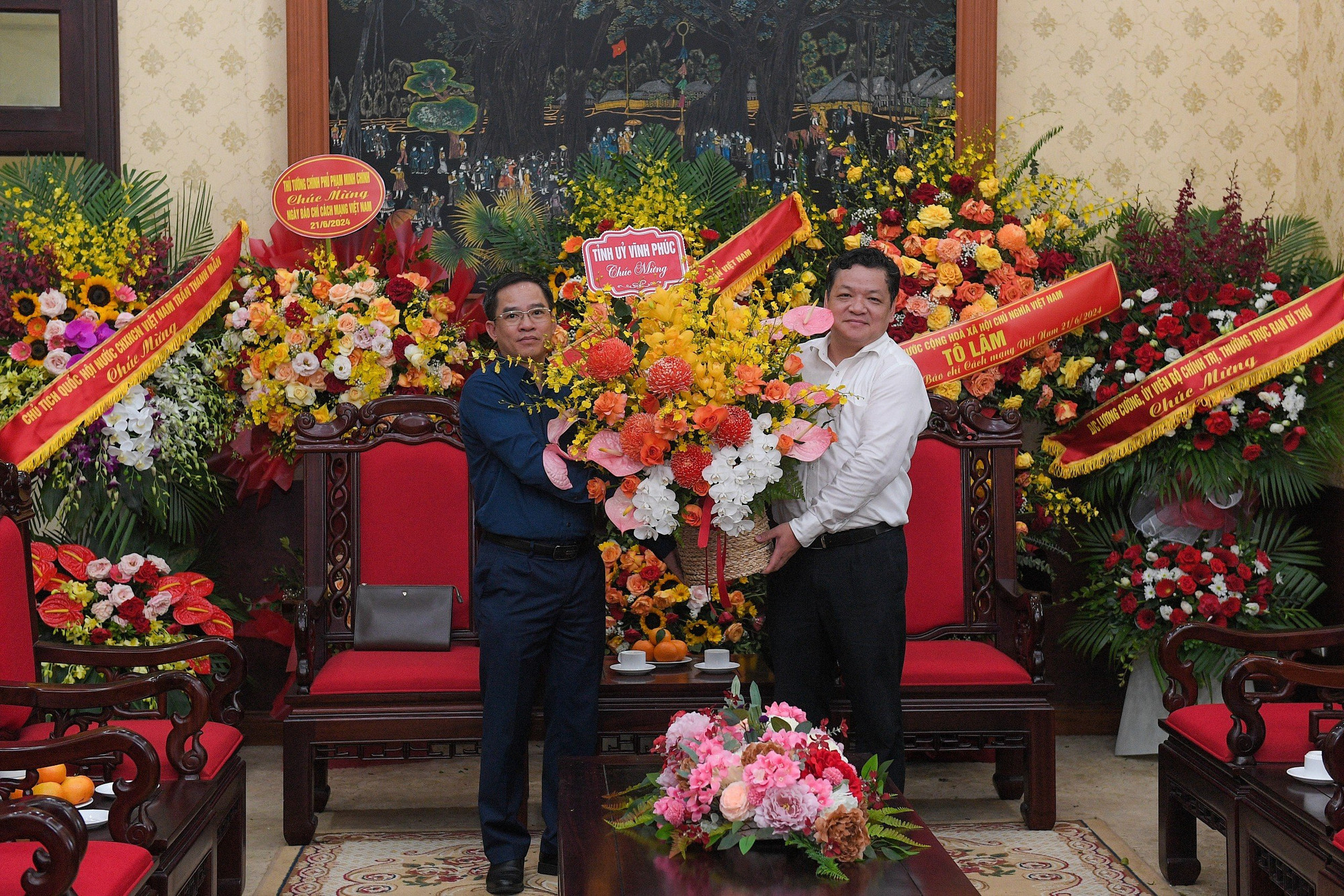 Tỉnh Ủy Vĩnh Phúc chúc mừng Báo Nhân Dân.