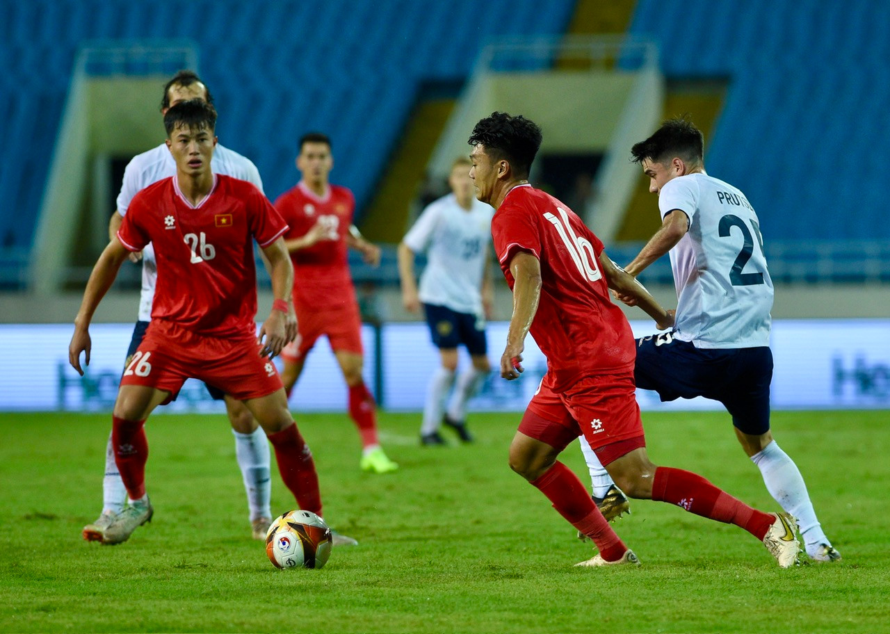 Dẫu vậy, các cầu thủ Việt Nam đã bọc lót tốt, không để đối phương ghi bàn thắng thứ hai trước khi bước vào giờ nghỉ.