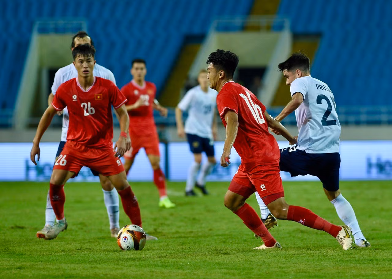 Dẫu vậy, các cầu thủ Việt Nam đã bọc lót tốt, không để đối phương ghi bàn thắng thứ hai trước khi bước vào giờ nghỉ.