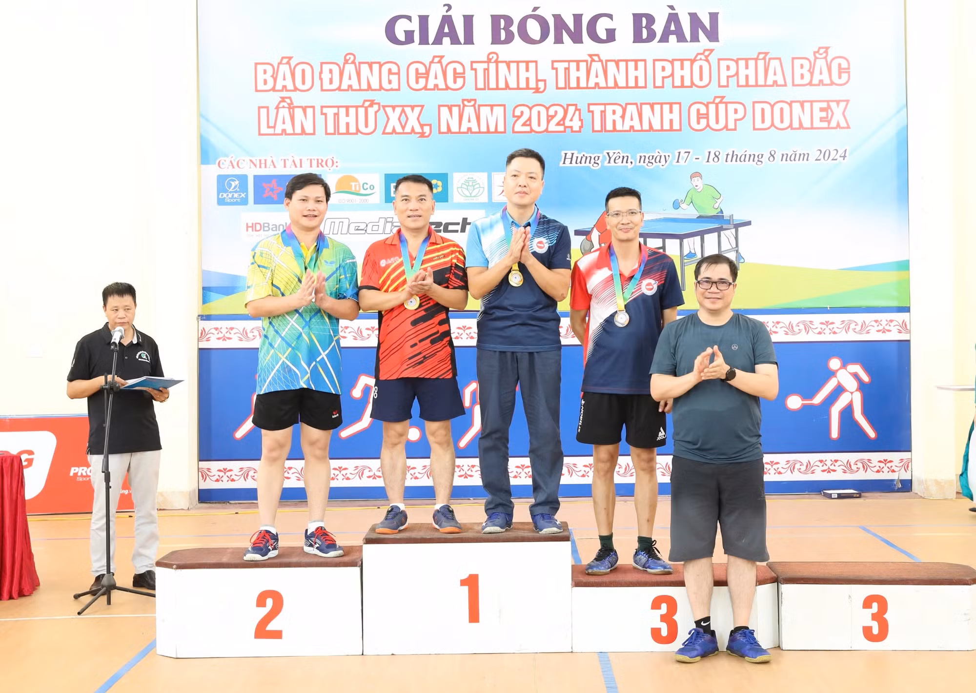 Các nhà báo Đặng Ngọc Hải (Báo Hà Nội Mới) - Phan Huy Thắng (Báo Nhân Dân) giành giải Nhất đôi nam hơn 45 tuổi.