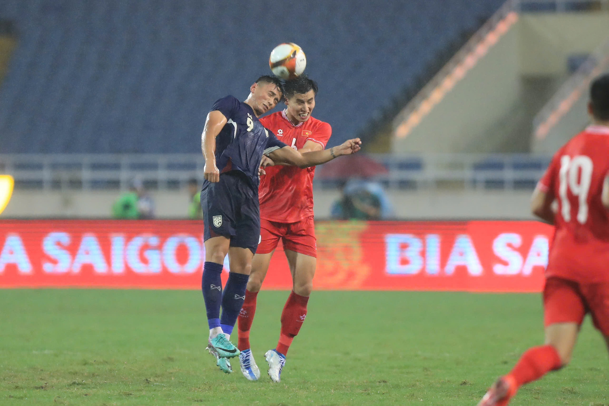 Sang hiệp 2, huấn luyện viên Kim Sang Sik có nhiều điều chỉnh về nhân sự và lối chơi.