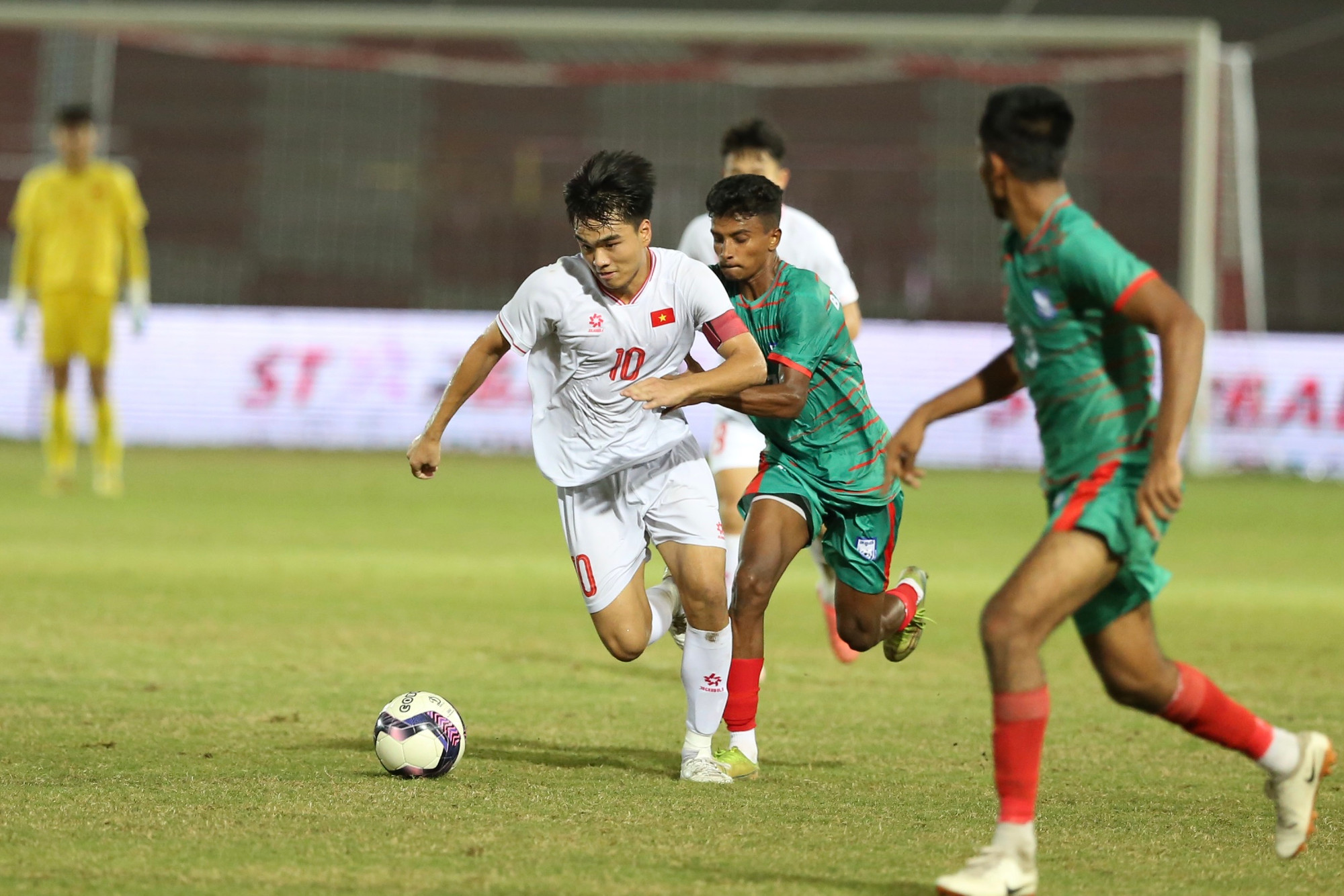 Thế trận áp đảo được U20 Việt Nam duy trì. Đến phút 80, U20 Việt Nam được hưởng quả đá phạt từ khoảng cách 20m. Công Phương thực hiện cú sút hiểm hóc, đưa bóng vào góc xa khung thành, ấn định chiến thắng 4-1 cho U20 Việt Nam.