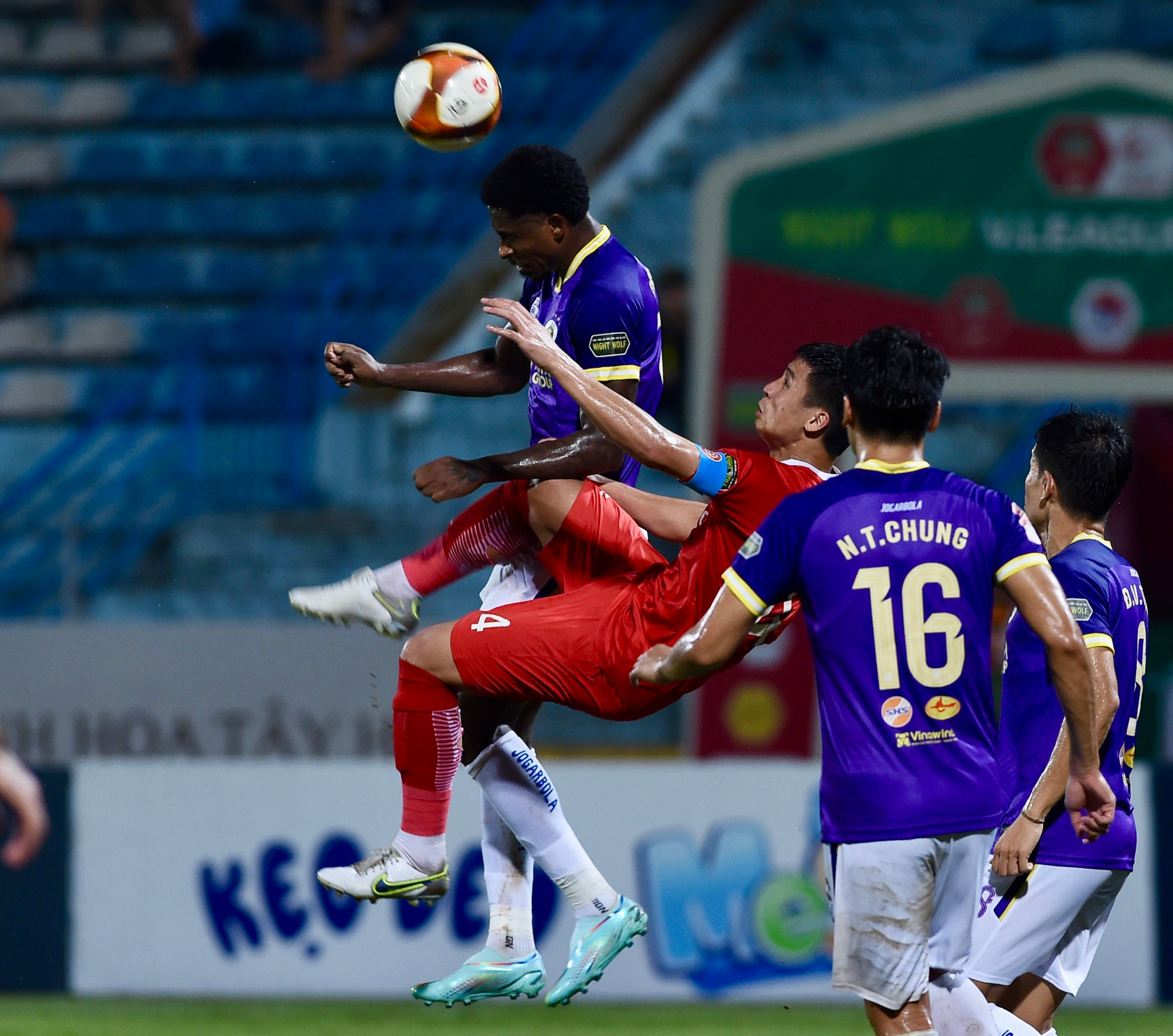 Sang hiệp 2, Hà Nội FC liên tục gây sức ép nhằm tìm kiếm bàn gỡ hòa.