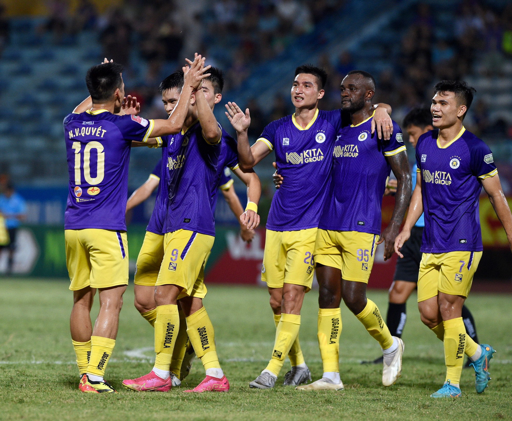 Tuấn Hải ăn mừng cùng các đồng đội.