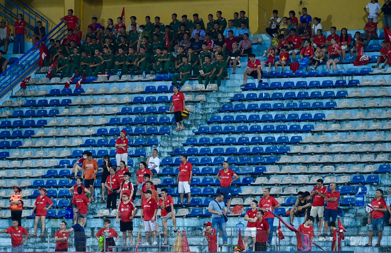 Cổ động viên Thể Công Viettel đội mưa đến cổ vũ trận đấu. Cổ động viên Thể Công Viettel đội mưa đến cổ vũ trận đấu.