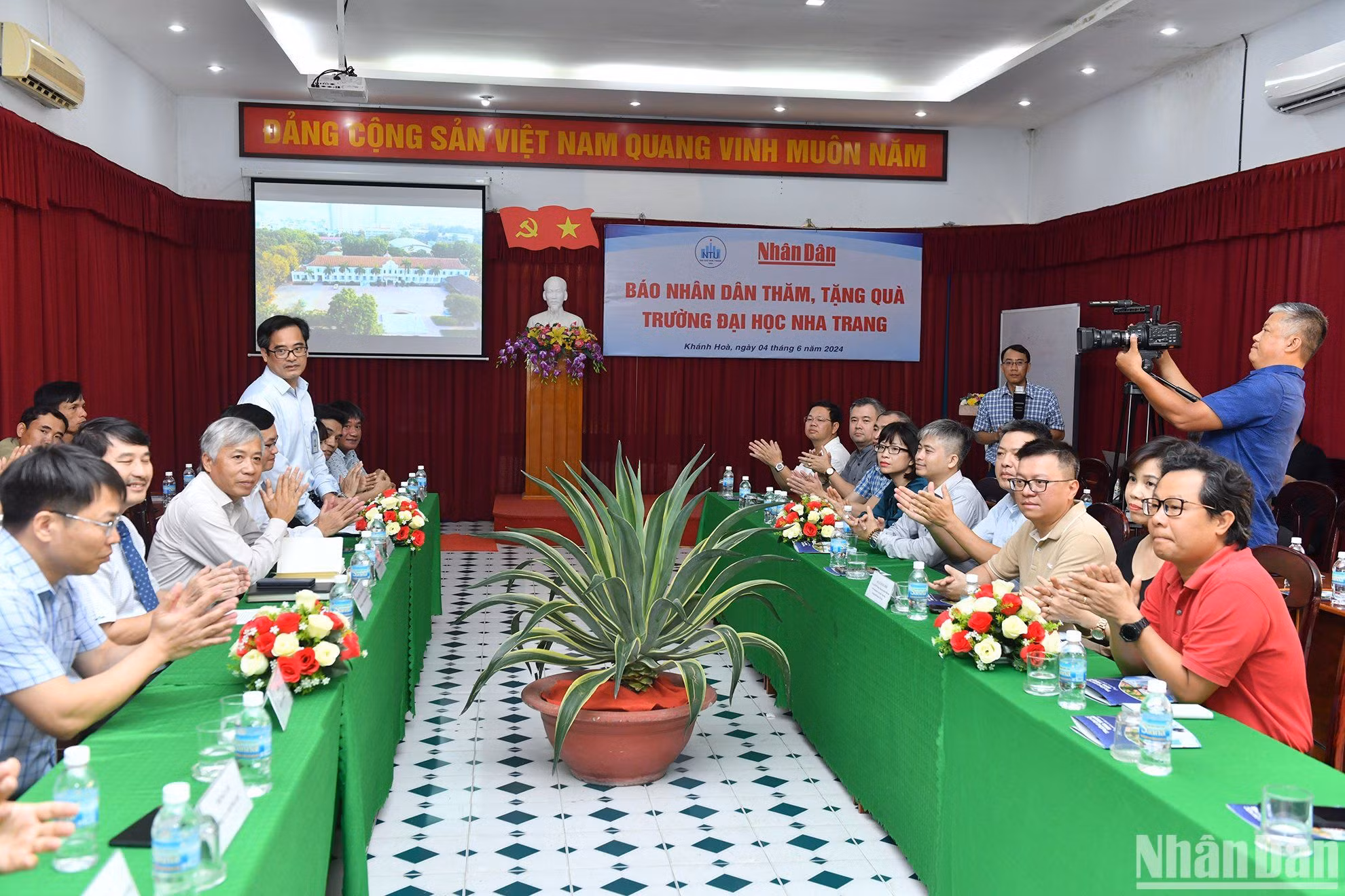Quang cảnh buổi làm việc giữa Báo Nhân Dân và Trường Đại học Nha Trang.