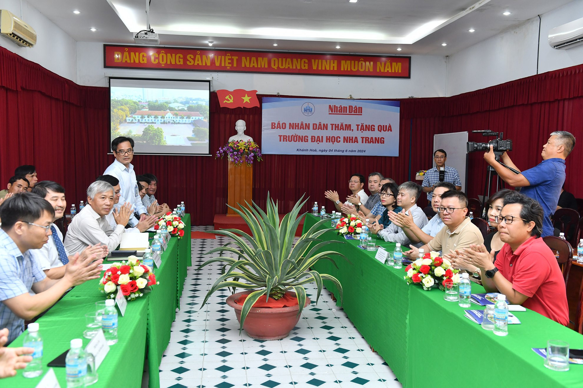 Quang cảnh buổi trao quà giữa Báo Nhân Dân và Trường Đại học Nha Trang.