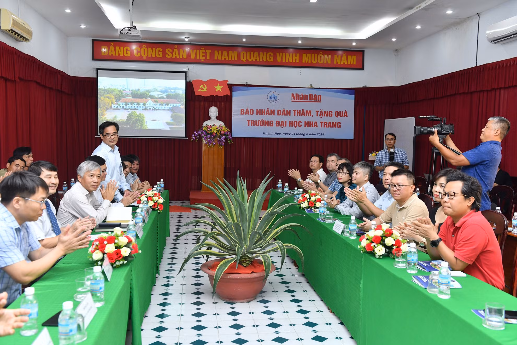 Quang cảnh buổi trao quà giữa Báo Nhân Dân và Trường Đại học Nha Trang.