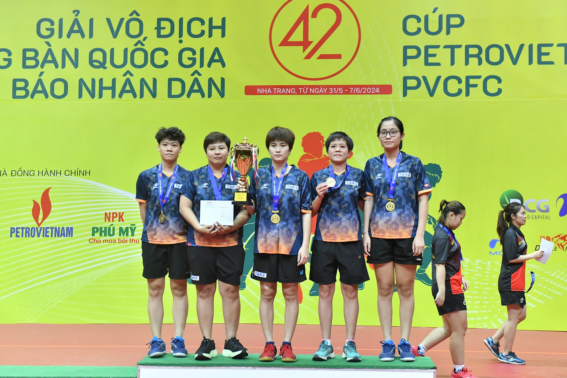 Các cô gái Thành phố Hồ Chí Minh vô địch nội dung đồng đội nữ.