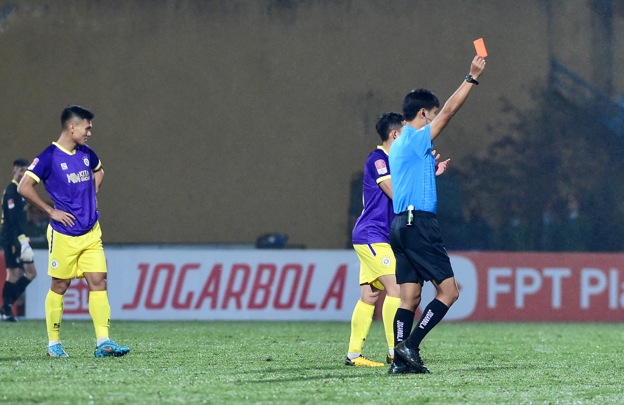 Hà Nội FC được TP Hồ Chí Minh tặng quà từ rất sớm ở cuộc so tài. Phút thứ 4, VAR vào cuộc và Cheick Timite phải nhận thẻ đỏ trực tiếp từ trọng tài. Tiền đạo của đội khách đã có hành vì húc đầu vào người Brandon Wilson bên phía Hà Nội.